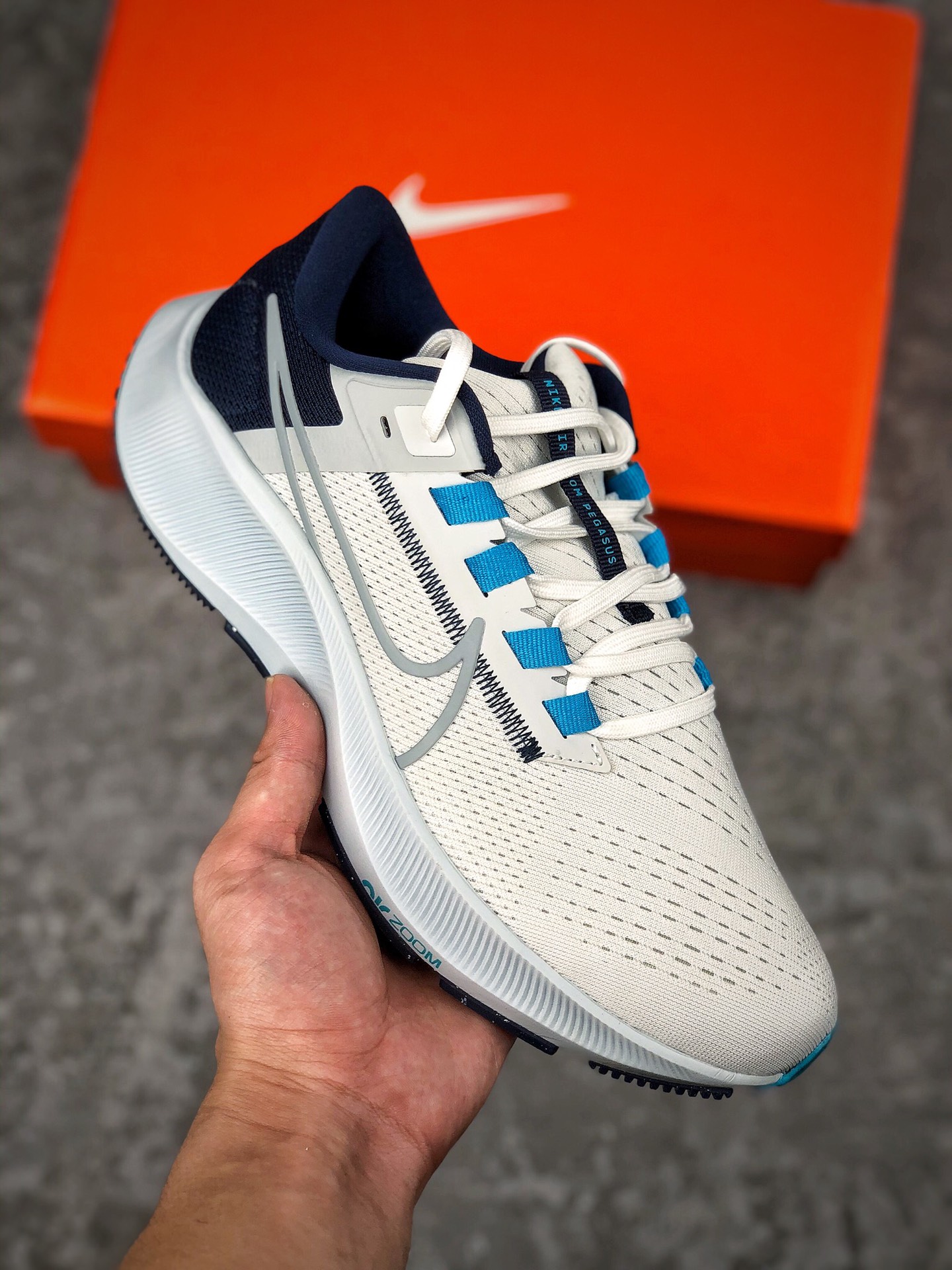  支持放店
登月38 飞马38 Nike Air Zoom Pegasus 38 Nike Pegasus跑鞋自问世以来始终深受跑者的信赖。全新Nike Air Zoom Pegasus 38对中足贴合感进行了细节调整，并沿袭Pegasus 37前足的Zoom Air气垫设计，带来出色的回弹迈步体验。简而言之：Pegasus 38既实现了Pegasus系列对舒适体验和出众性能的一贯承诺，同时也通过循序渐进的升级精进，帮助每一位运动员在刻苦训练中挑战自我，尽情畅跑。 货号：CW7356 Size ：39-45（带半码）