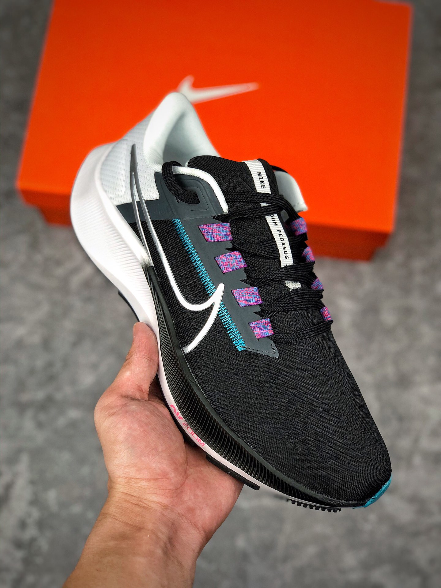  支持放店
登月38 飞马38 Nike Air Zoom Pegasus 38 Nike Pegasus跑鞋自问世以来始终深受跑者的信赖。全新Nike Air Zoom Pegasus 38对中足贴合感进行了细节调整，并沿袭Pegasus 37前足的Zoom Air气垫设计，带来出色的回弹迈步体验。简而言之：Pegasus 38既实现了Pegasus系列对舒适体验和出众性能的一贯承诺，同时也通过循序渐进的升级精进，帮助每一位运动员在刻苦训练中挑战自我，尽情畅跑。 货号：CW7356 Size ：39-45（带半码）