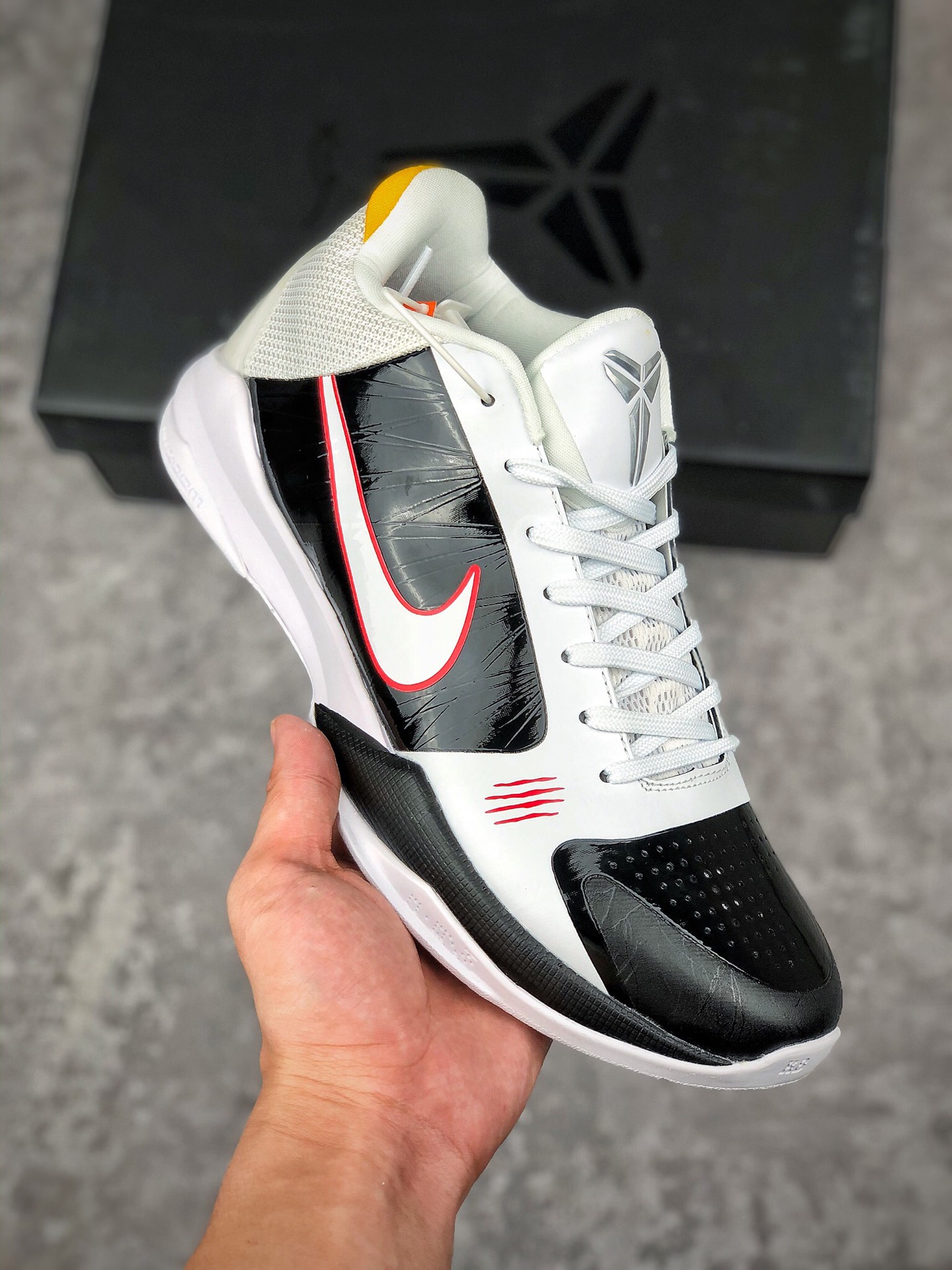  终端放店
Nike Kobe 5 Protor“Bruce Lee Alt”
黑白 李小龙 男女同款
超大面积前后真实ZOOM加持#
这款鞋采用隐身的防撕裂基础结构和衣领
覆盖层进行了类似的设计，出现了新的颜色在鞋子上，
鞋跟品牌，鞋带和鞋绳等区域都用了黑色来进行点缀。
SIZE：40 40.5 41 42 42.5 43 44 44.5 45 46