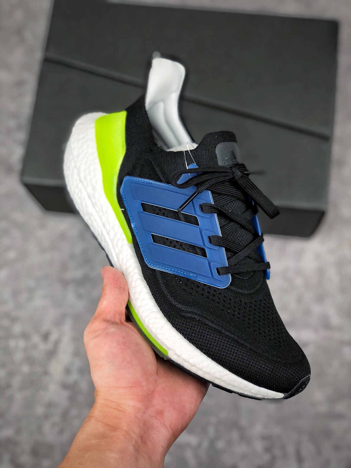  支持放店
Ultra Boost 7.0 藏青
专柜同步上架 实拍首发
较之前增加6%Boost，全掌Boost将缓震和能量回馈再一次进行了升级，提供更好的舒适穿着体验，360ºPrimeknit编织工艺，S型Heel Counter提供更加精准锁定后跟，带来出众的后跟包裹，LEP创新大底延续马牌橡胶大底，同时新加入LEP结构，为每一步提供更多动力及更好回弹。
SIZE：36-45