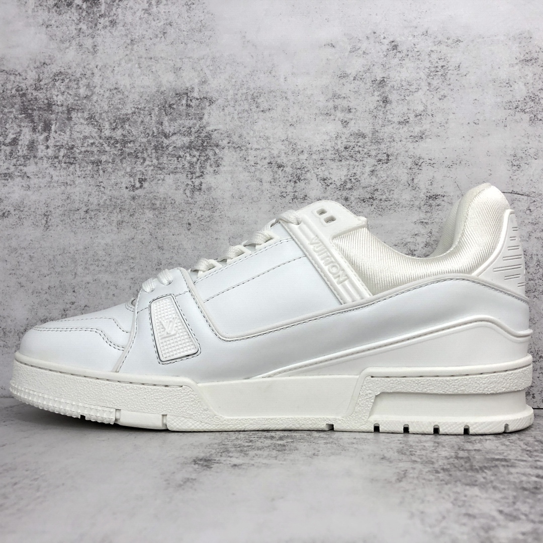 Louis Vuitton 新款上架 2061 Louis*Vuitto* LV trainer 全白 走秀款TRAINER 大底和面料私模 绝对下血本费心思的一款鞋子 自Vifgil到来之后而设计的这一系列 每一季度都深受众多粉丝的青睐 TPU 大底 包装