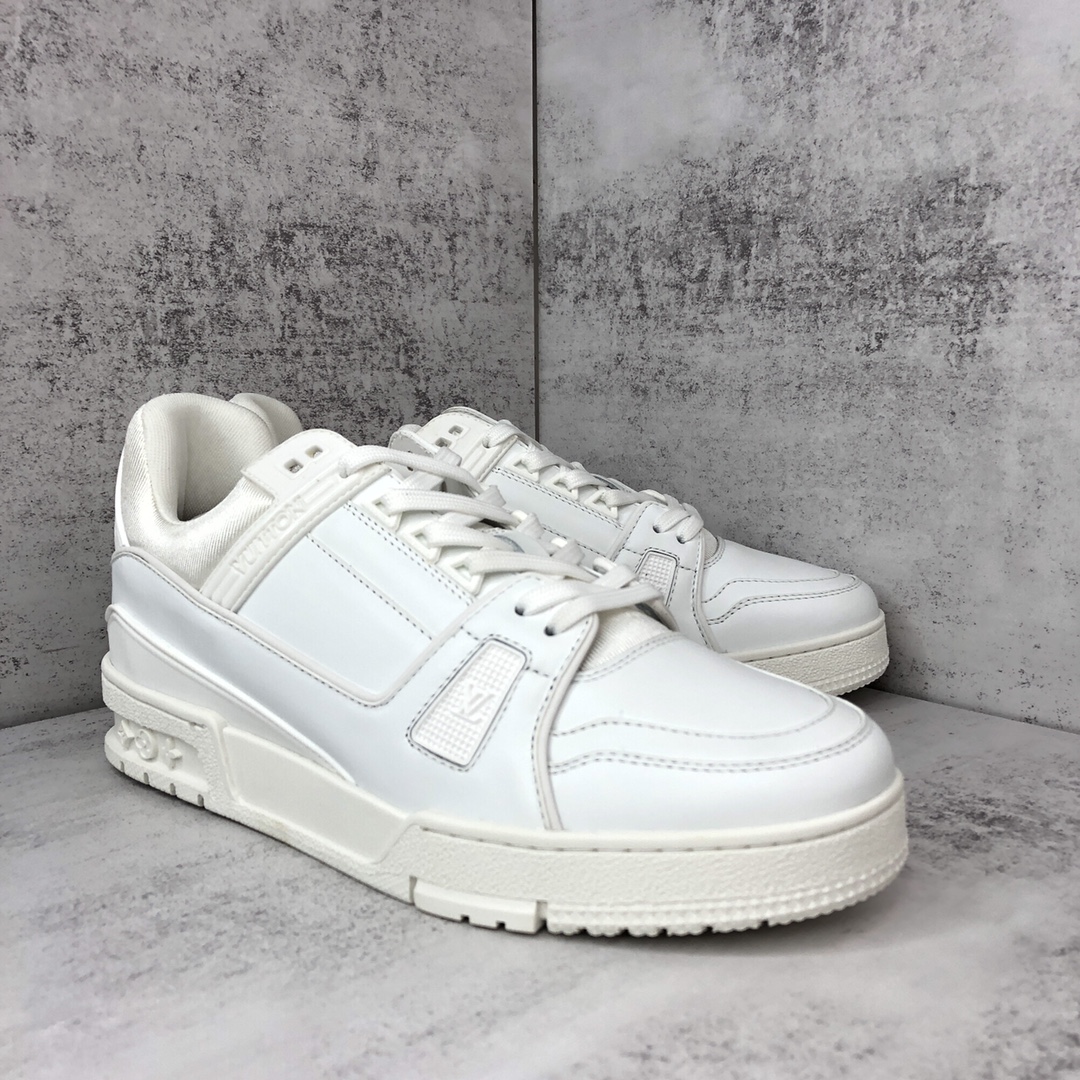 Louis Vuitton 新款上架 2061 Louis*Vuitto* LV trainer 全白 走秀款TRAINER 大底和面料私模 绝对下血本费心思的一款鞋子 自Vifgil到来之后而设计的这一系列 每一季度都深受众多粉丝的青睐 TPU 大底 包装