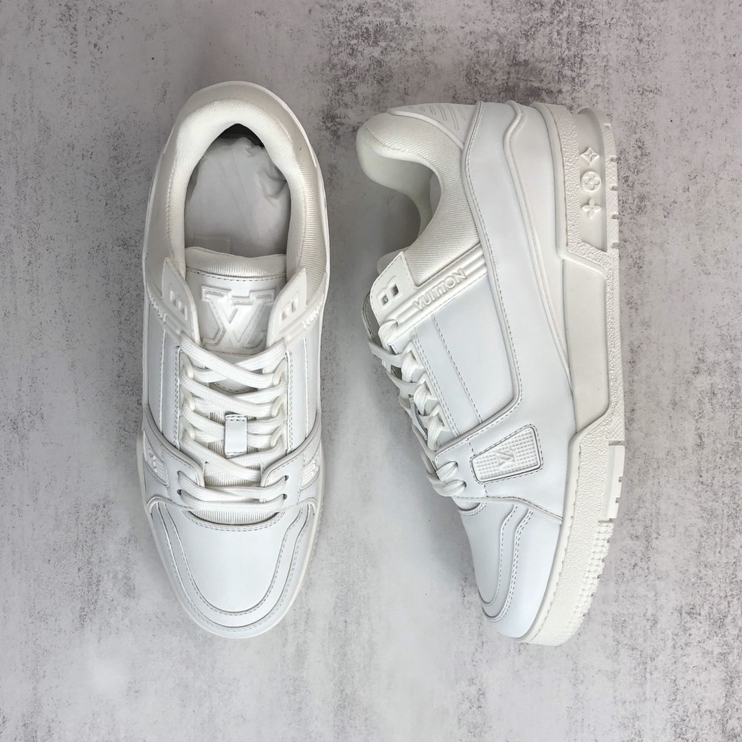 Louis Vuitton 新款上架 2061 Louis*Vuitto* LV trainer 全白 走秀款TRAINER 大底和面料私模 绝对下血本费心思的一款鞋子 自Vifgil到来之后而设计的这一系列 每一季度都深受众多粉丝的青睐 TPU 大底 包装