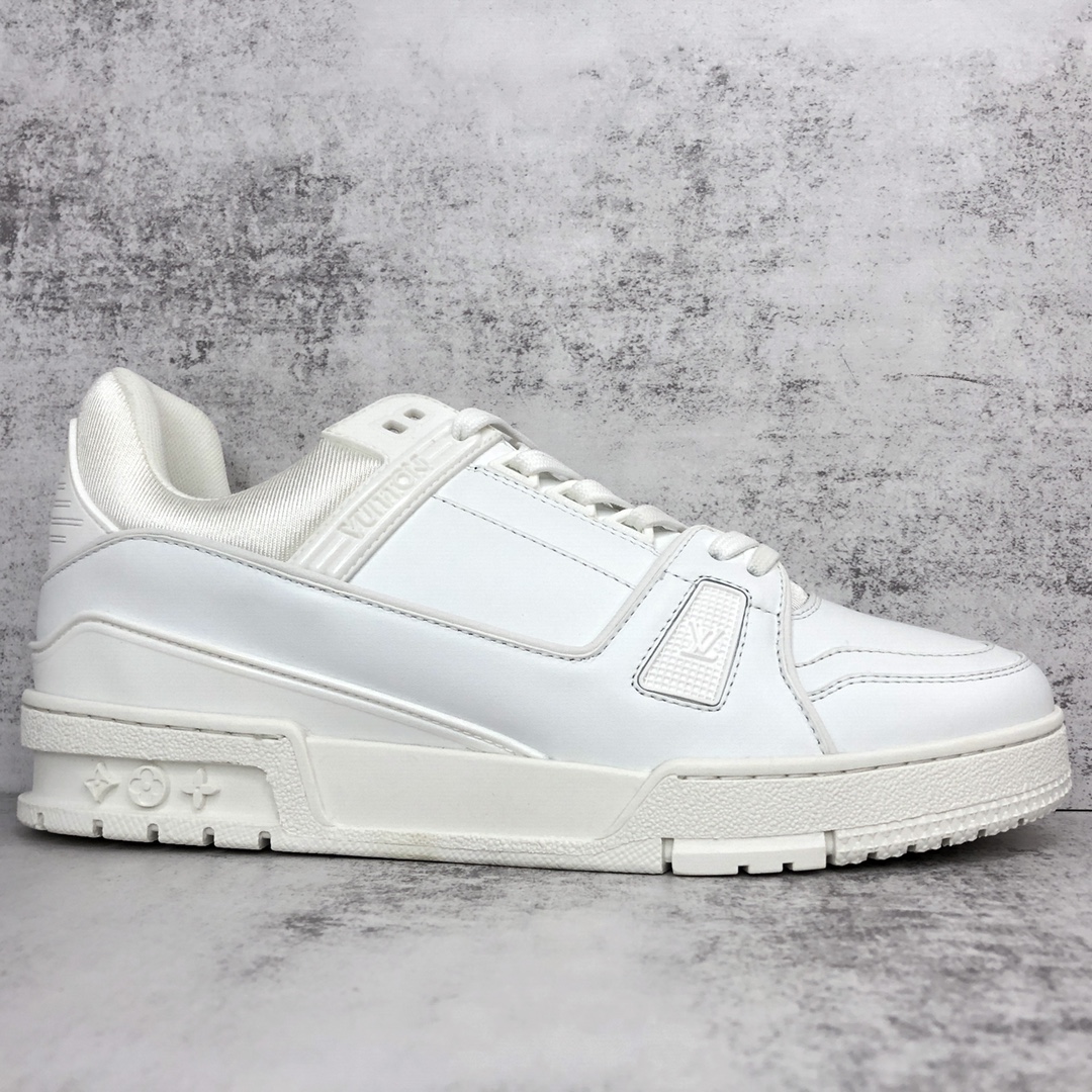 Louis Vuitton 新款上架 2061 Louis*Vuitto* LV trainer 全白 走秀款TRAINER 大底和面料私模 绝对下血本费心思的一款鞋子 自Vifgil到来之后而设计的这一系列 每一季度都深受众多粉丝的青睐 TPU 大底 包装