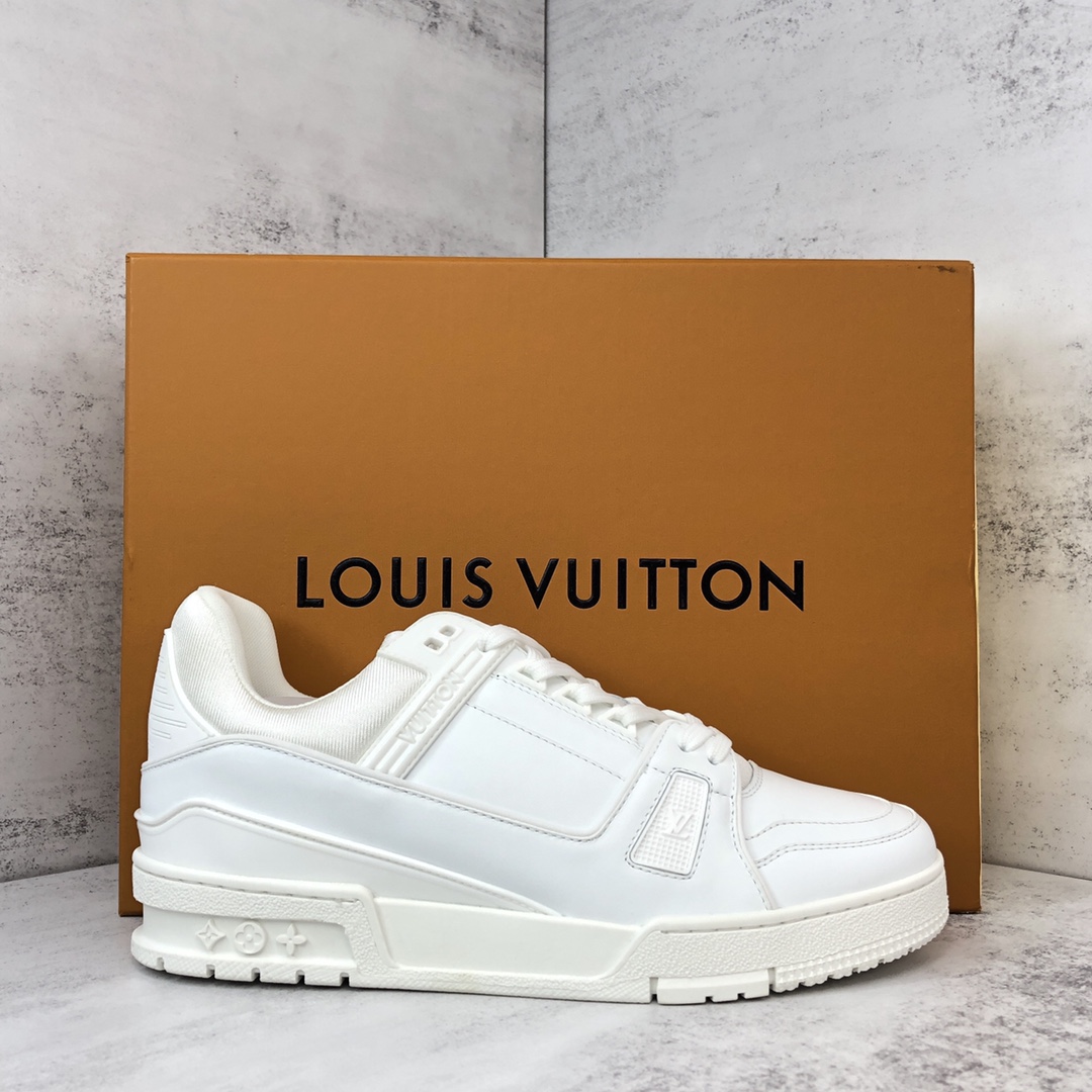 Louis Vuitton 新款上架 2061 Louis*Vuitto* LV trainer 全白 走秀款TRAINER 大底和面料私模 绝对下血本费心思的一款鞋子 自Vifgil到来之后而设计的这一系列 每一季度都深受众多粉丝的青睐 TPU 大底 包装