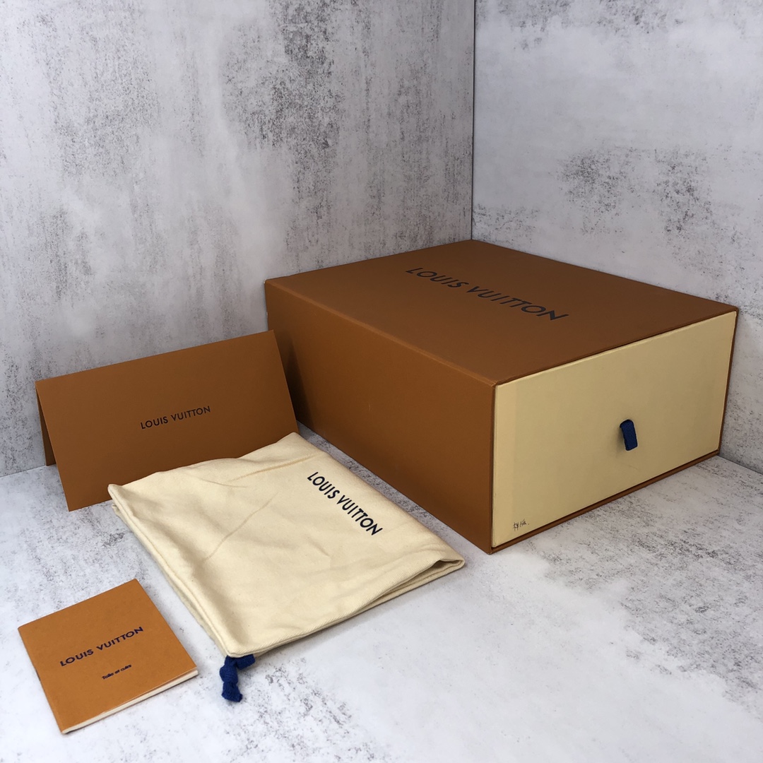 Louis Vuitton 新款上架 2061 Louis*Vuitto* LV trainer 全白 走秀款TRAINER 大底和面料私模 绝对下血本费心思的一款鞋子 自Vifgil到来之后而设计的这一系列 每一季度都深受众多粉丝的青睐 TPU 大底 包装