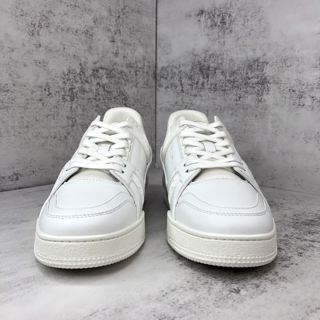 Louis Vuitton 新款上架 2061 Louis*Vuitto* LV trainer 全白 走秀款TRAINER 大底和面料私模 绝对下血本费心思的一款鞋子 自Vifgil到来之后而设计的这一系列 每一季度都深受众多粉丝的青睐 TPU 大底 包装