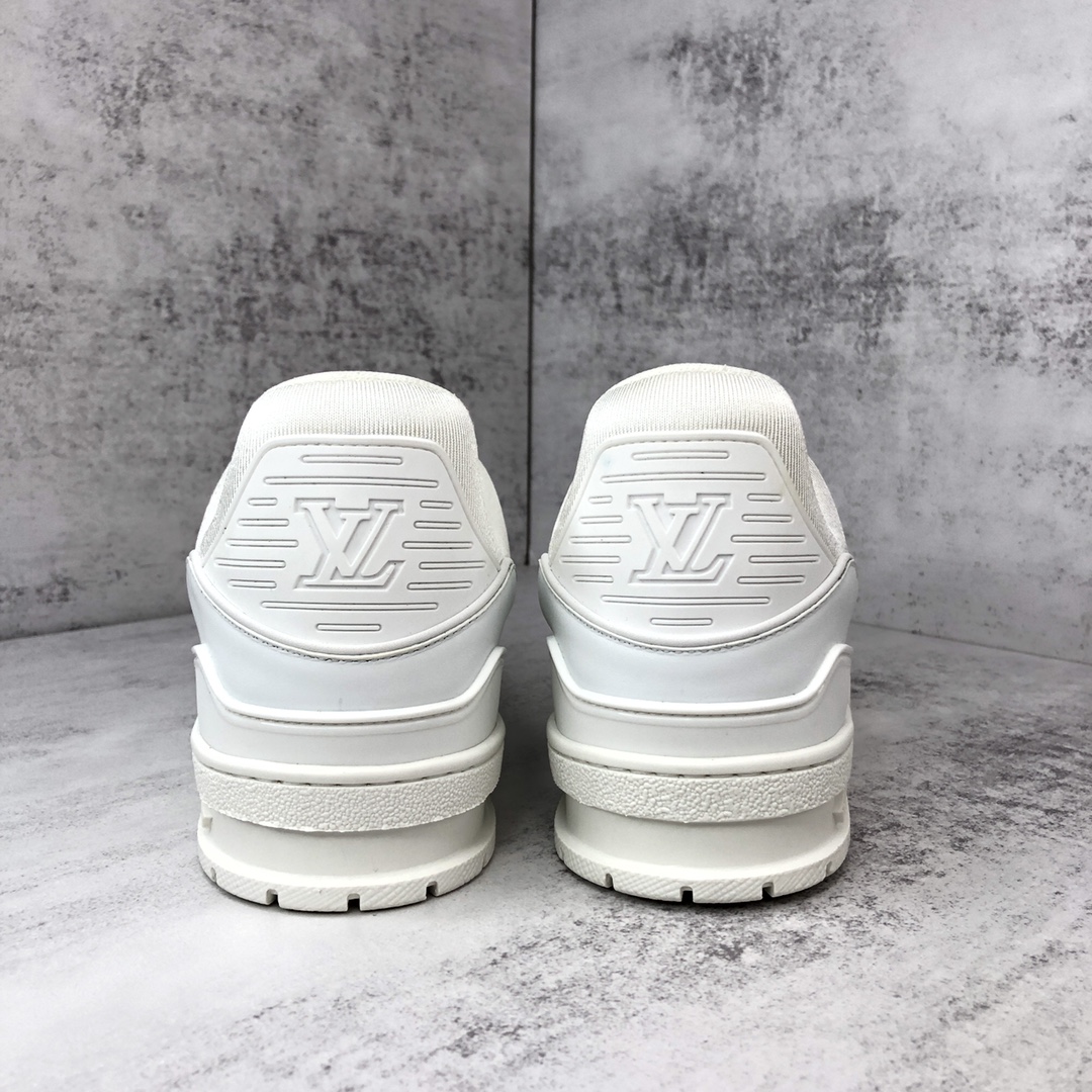 Louis Vuitton 新款上架 2061 Louis*Vuitto* LV trainer 全白 走秀款TRAINER 大底和面料私模 绝对下血本费心思的一款鞋子 自Vifgil到来之后而设计的这一系列 每一季度都深受众多粉丝的青睐 TPU 大底 包装
