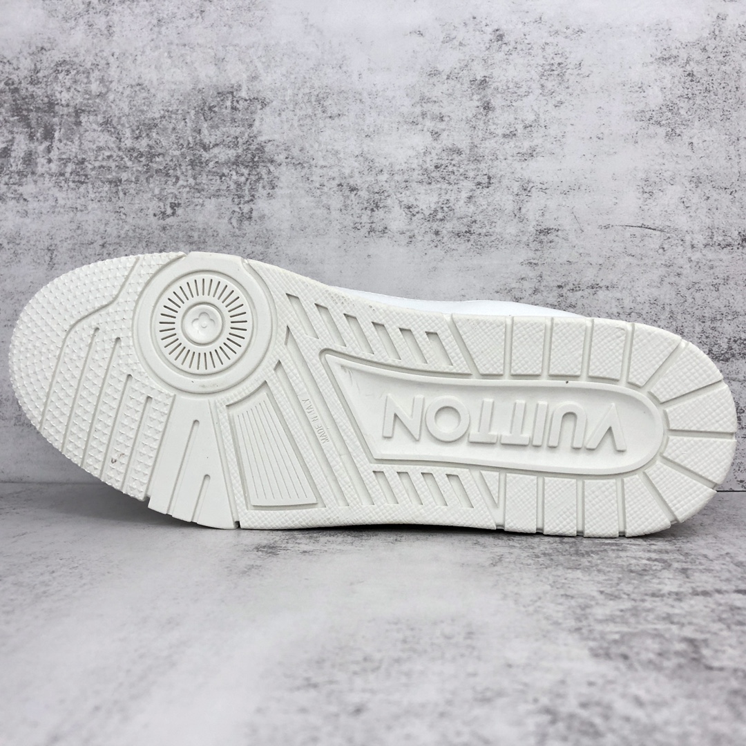 Louis Vuitton 新款上架 2061 Louis*Vuitto* LV trainer 全白 走秀款TRAINER 大底和面料私模 绝对下血本费心思的一款鞋子 自Vifgil到来之后而设计的这一系列 每一季度都深受众多粉丝的青睐 TPU 大底 包装