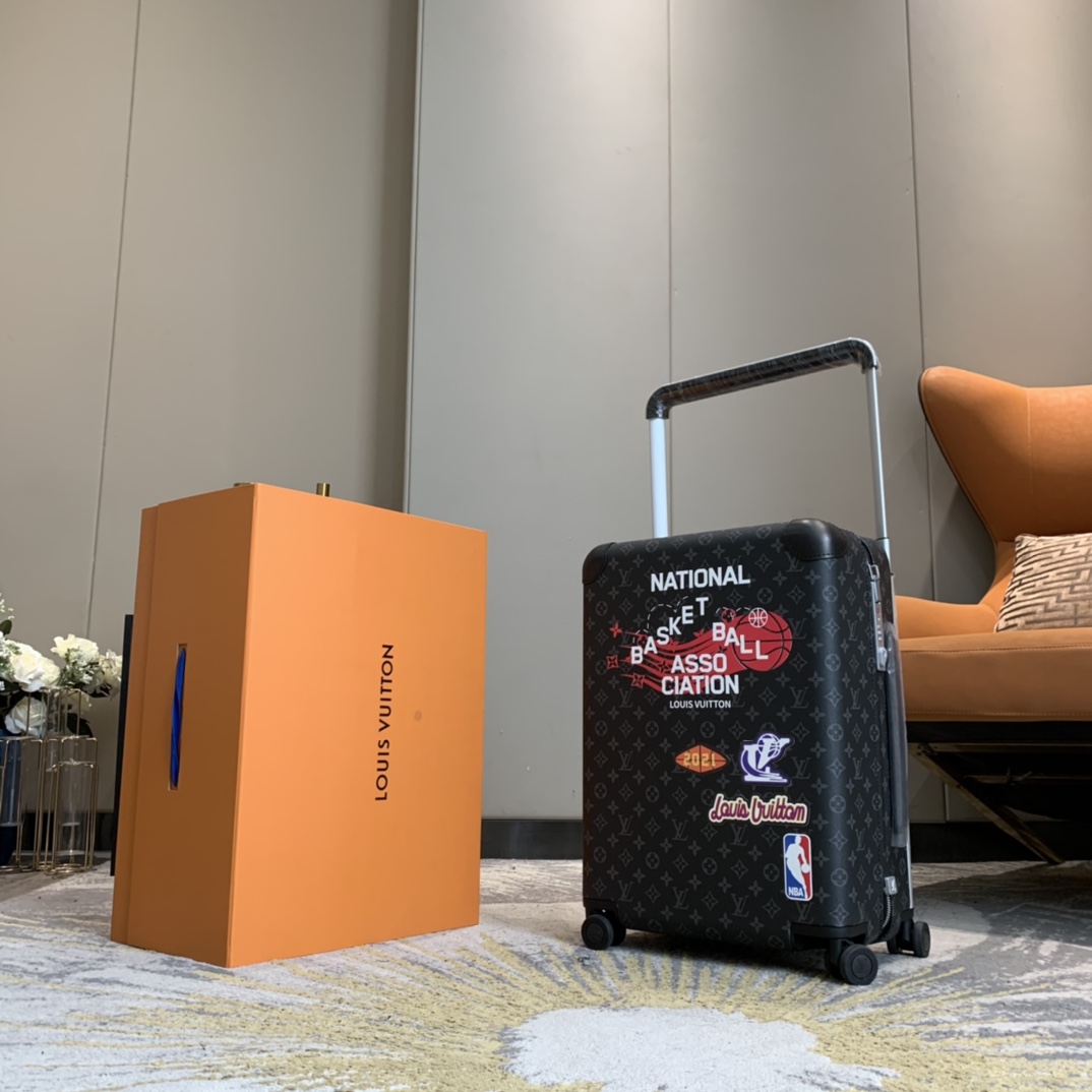 Maleta de cuatro ruedas Horizon 55 de la colección cápsula NBA Basketball, que toma los tonos vibrantes de las chaqueta…