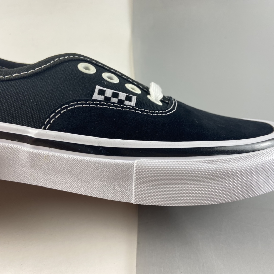 P140   VANS  Authentic PRO 男女低帮黑色/白色滑板鞋板鞋 VN0A5FC8OFW