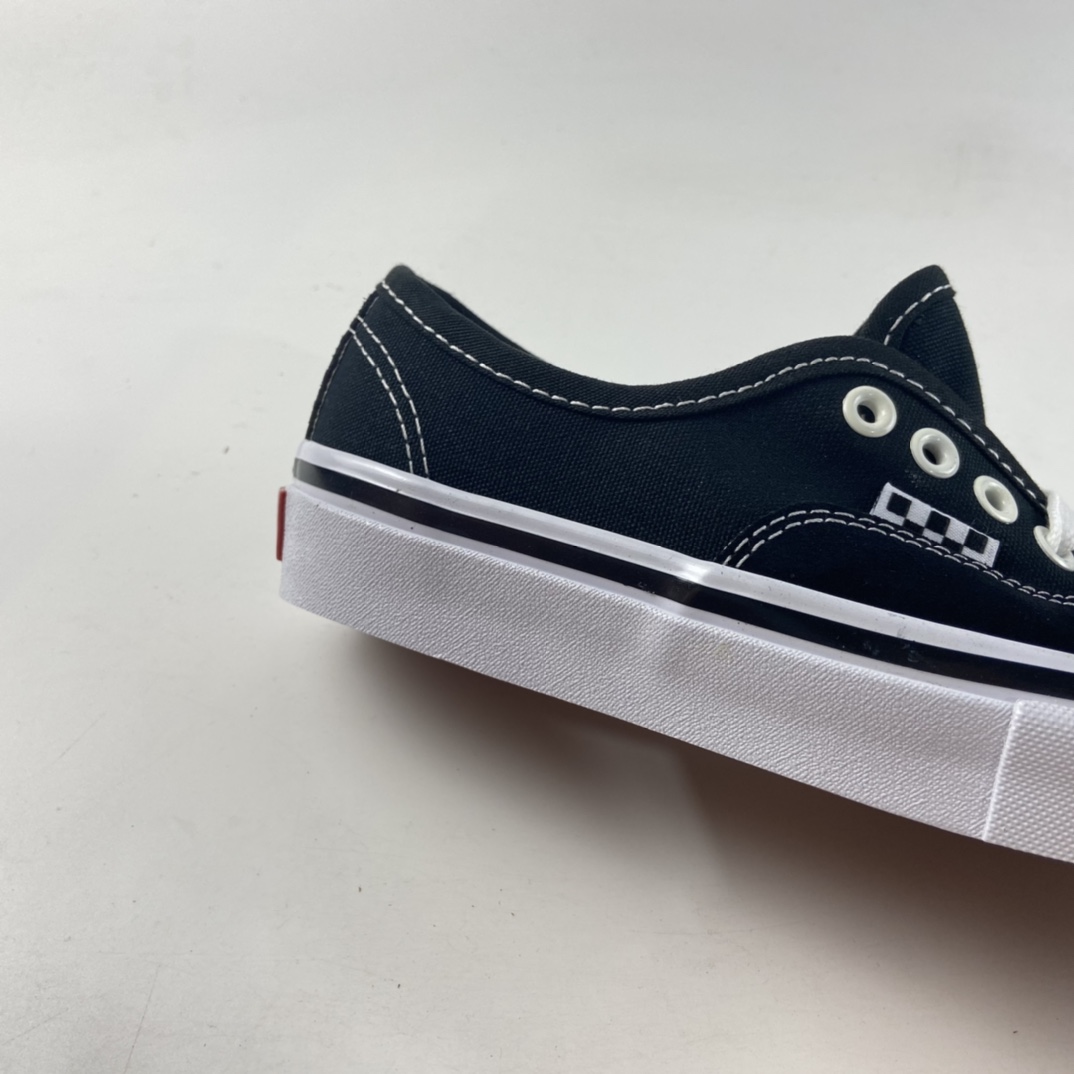 P140   VANS  Authentic PRO 男女低帮黑色/白色滑板鞋板鞋 VN0A5FC8OFW