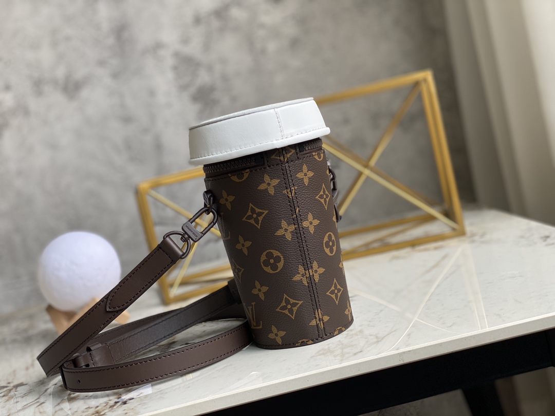 【台湾货】M80812老花 胶囊系列咖啡杯 2021-22 秋冬 Everyday  胶囊系列揭秘 Coffee Cup 手袋的视觉陷阱，展现 Virgil Abloh 令超大咖啡杯化身随行配饰。肩带实现手持和斜挎选择。详细特征19 x 14 x 9 厘米