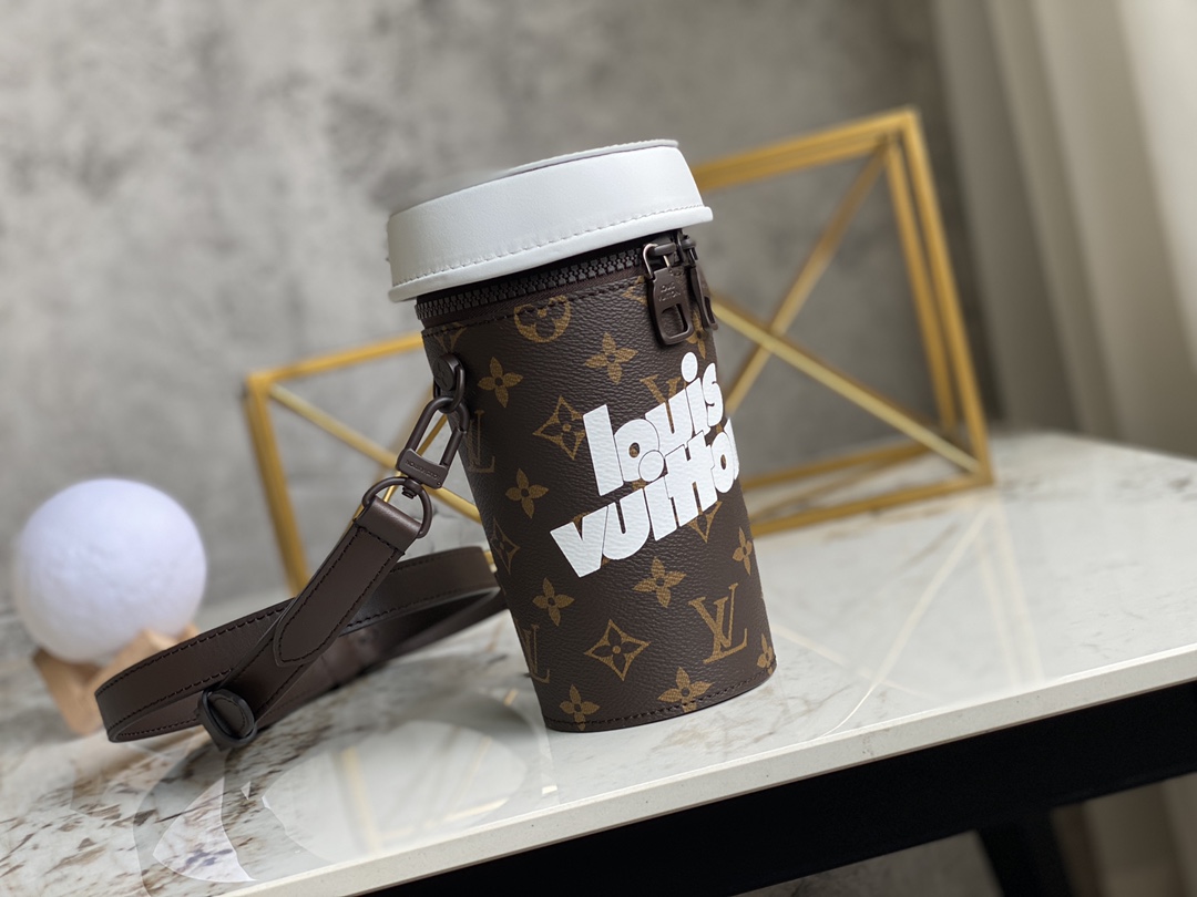 【台湾货】M80812老花 胶囊系列咖啡杯 2021-22 秋冬 Everyday  胶囊系列揭秘 Coffee Cup 手袋的视觉陷阱，展现 Virgil Abloh 令超大咖啡杯化身随行配饰。肩带实现手持和斜挎选择。详细特征19 x 14 x 9 厘米