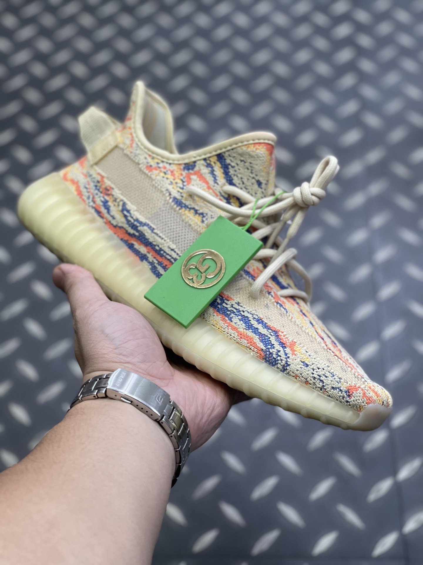 NO:620586,High version [G3 version, pure original terminal supply] The new color matching of adidas Yeezy Boost V2 'MX Oat' 'Greymon'. The whole pair of shoes uses light yellow as the main tone, decorated with orange and blue two-color textures, showing a mixed color visual effect that is very similar to 'Greymon' in 'Digimon', and also corresponds to the meaning of 'MX' in the color name. The paint strips on the side are chosen to be consistent with recent Yeezy V2 models.  The same translucent design enhances the breathability of the upper. The midsole is made of traditional Boost material and is wrapped with the same color outsole, which not only completes the overall shape design but also ensures a comfortable foot feel. Size 36 36.5 37.5 38 38.5 39 40 40.5 41 42 42.5 43 44 44.5 45 46!  47 48 the next day,,adidas19860909高版本【G3版,纯原终端供应】 全新配色的 adidas Yeezy Boost V2 “MX Oat”「暴龙兽」 整双鞋采用淡黄色为主调,缀以橙、蓝双色纹理,呈现出混色的视觉效果像极了《数码宝贝》中的「暴龙兽」,同时也对应着配色名中的 “MX” 含义.侧身处油漆条选用与近几款 Yeezy V2 相同的半透明设计,增强鞋面透气性,中底采用传统的 Boost 材质,搭配同色系外底包裹,既完善了整体造型的设计,还保证了舒适的脚感. 码数36 36.5 37.5 38 38.5 39 40 40.5 41 42 42.5 43 44 44.5 45 46 ！47 48隔天,,adidas,Men's shoes