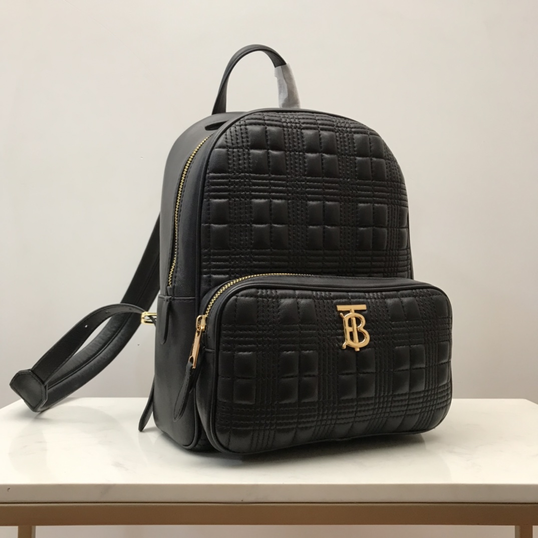 NO:185293,【Genuine grade B home top original list】Italian tanned lambskin backpack, with unique quilted check design. The eye-catching Thomas Bur logo is matched with smooth leather top handle, shoulder strap and trim. Model number: 80169011 () Size: 23 x 11 x 32cm Outer lambskin Decorative lambskin Lined 60 cotton, 40 polyester Top leather handle Adjustable shoulder strap 1 zippered outer bag; 1 zippered inner bag; 1 zippered inner bag; 1 tucked pocket Two-way zipper placket Hand-painted painted edges Glossy metal accessories Made in Italy, Burberry, burberry, burberry, sheepskin19860909【正品级 B家顶级原单】意大利鞣制羔羊皮双肩包,采用独特绗缝格纹设计.抢眼的 Thomas Bur专属标识,搭配光滑皮革顶部提柄、肩背带与边饰. 款号:80169011 () 尺寸:23 x 11 x 32cm 外层羔羊皮 装饰羔羊皮 内衬60棉,40聚酯纤维 顶部皮革提柄 可调式肩带 1个拉链外袋；1个拉链内袋；1个内插袋 双向拉链开襟 手绘涂漆边缘 亮泽金属配件 意大利制,巴宝莉,burberry,burberry,sheepskin,Bag