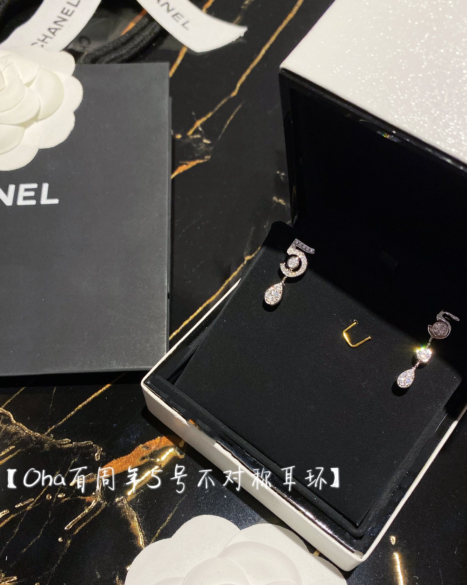 NO:631733,88240 [ch@nel Centenary Anniversary No. 5 Asymmetric Earrings] ·A must-have set for perfume fans~ No. 5 Centenary ·Super heavy industry, independently produced in 7 pieces ·Original bullet earrings, original flying saucer earplug disc Eternal  N°5 series In order to pay tribute to the century-old legend of No. 5 perfume, Xiaoxiang High Jewelry Creative Studio selected K gold and diamonds to outline Ms. ch@nel’s favorite number, and created a series that symbolizes luck. This lucky number represents the essence of eternity, Cartier high-end jewelry1986090988240【ch@nel 百周年5号不对称耳钉】 ·香粉们必入的套装~ 5号百周年纪念 ·超级重工,分件7件独立制作 ·原版子弹头耳针,原版飞碟耳塞盘 Eternal N°5系列为了向5号香水的百年传奇致敬,小香高级珠宝创意工作室选用K金和钻石来勾勒ch@nel女士钟爱的数字,并创作了一个象征幸运的系列,这个幸运数字代表着隽永恒久的精髓,,卡迪亚高端饰品,Jewelry
