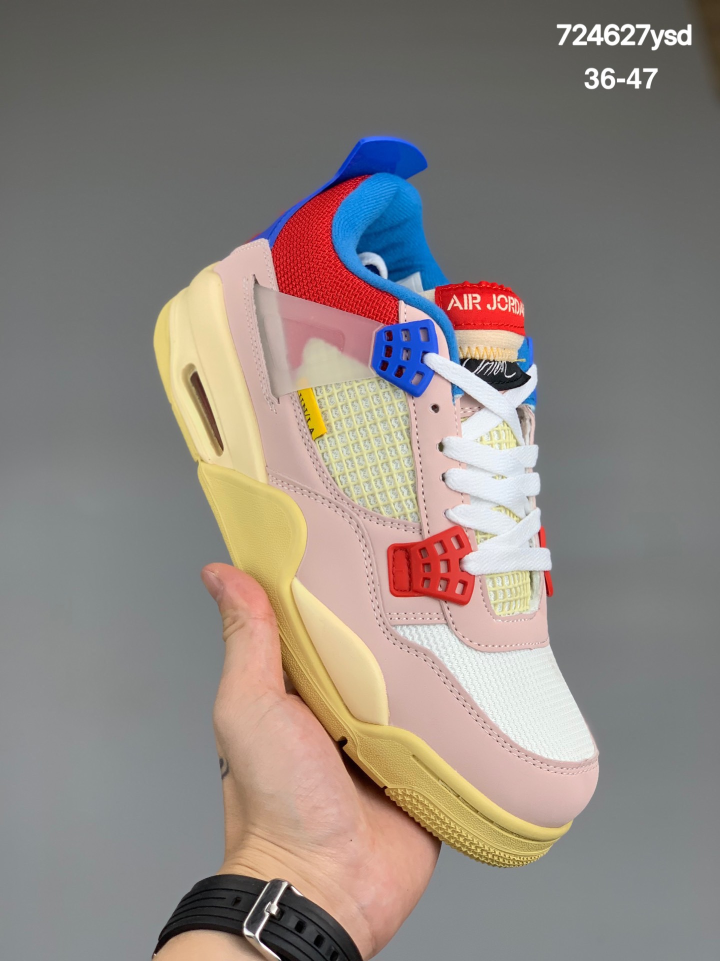 
Union x Air Jordan 4 联名粉
整双鞋最大的特点就是将鞋舌外翻，原本在鞋舌内侧倒置的 “AIR JORDAN” 缝标可以显露而出，鞋舌使用缝线固定，如果把缝线拆除就能变成 Air Jordan 4 传统的长鞋舌，并露出熟悉的 Jumpman 和 Union Logo。
尺码：36-47
货号：DC9533-800
编码:724627ysd