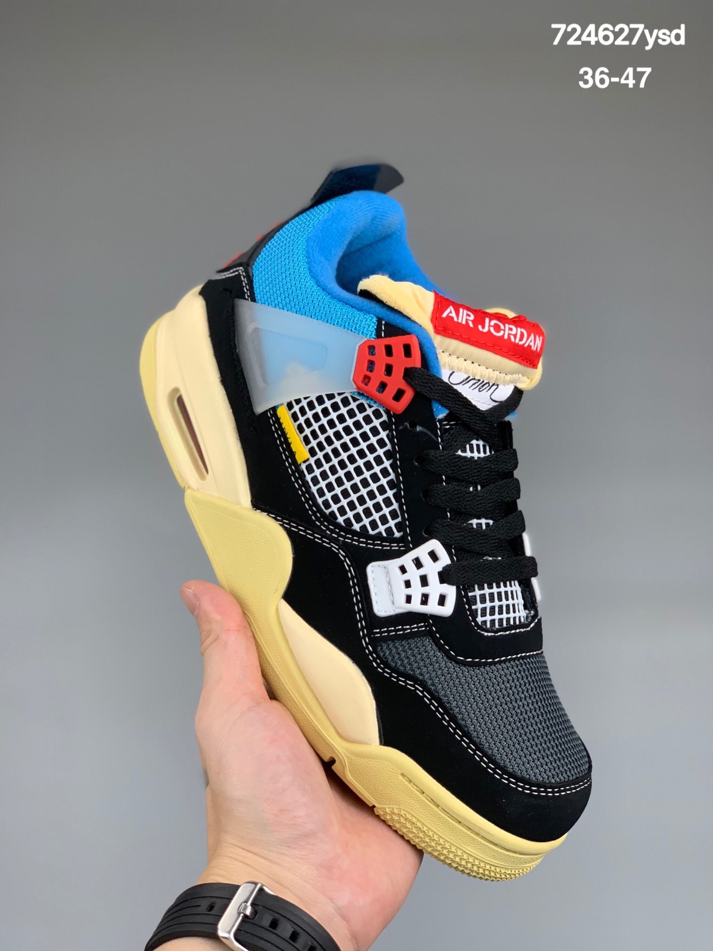 
Union x Air Jordan 4 联名粉
整双鞋最大的特点就是将鞋舌外翻，原本在鞋舌内侧倒置的 “AIR JORDAN” 缝标可以显露而出，鞋舌使用缝线固定，如果把缝线拆除就能变成 Air Jordan 4 传统的长鞋舌，并露出熟悉的 Jumpman 和 Union Logo。
尺码：36-47
货号：DC9533-800
编码:724627ysd