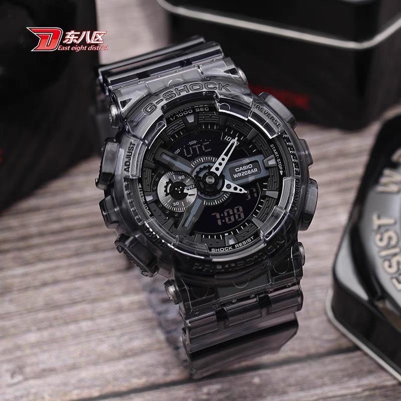 E0    Casio 卡西欧 GA-110SKE冰韧透明灰2.0系列 产品介绍： 每个手表都配有一个防伪吊卡标签，可扫码 进口原单日本机芯，性能稳定，随意拆机检验 正品开模，正品用料，原版透明树脂表带，手感、重量、质感秒杀普通货 正品200米深度防水，游泳洗澡随意戴 防震、耐振动，好货耐造，不做娇贵宝贝 香港大货订单，经过专业QC质检，做工保证 整套包装: 气泡袋＋正品七件套，发货无忧