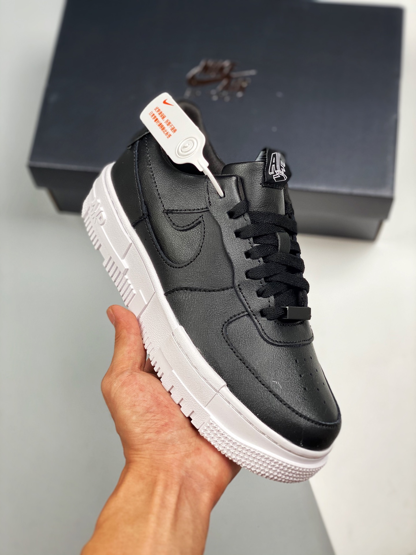 Apoya tienda 3 Air Force 1 píxel blanco negro, horma y plantilla originales, estilo auténtico de Air Force, enfocado en…