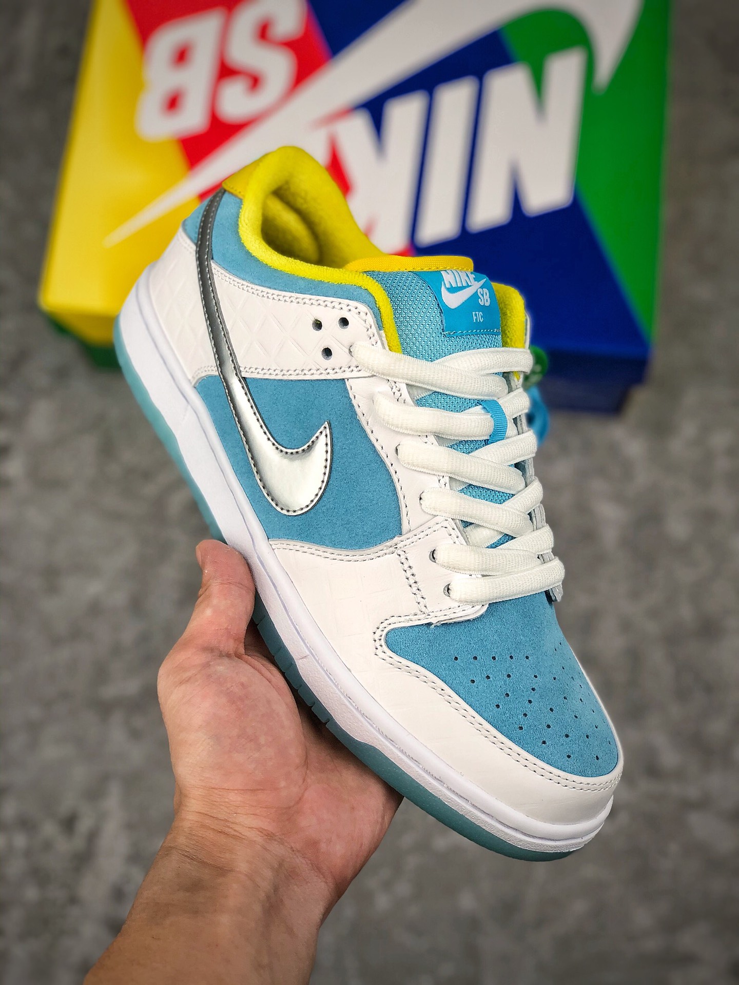  核心放店
FTC x Nike SB Dunk Low“lagoon pulse”
白蓝配色 纯原大厂出品
#独家版型处理，蒸馏加工，带来的是更好的视觉和脚感体验。
#独家正确版本，原鞋摸索1个月时间开发，把每个细节还原到极致。
#专为海外客户定制，大码福利，最大提供到47码
官方货号：DH7687-400
Size：36 36.5 37.5 38 39 40 40.5 41 42 42.5 43 44 44.5 45 46 47.5