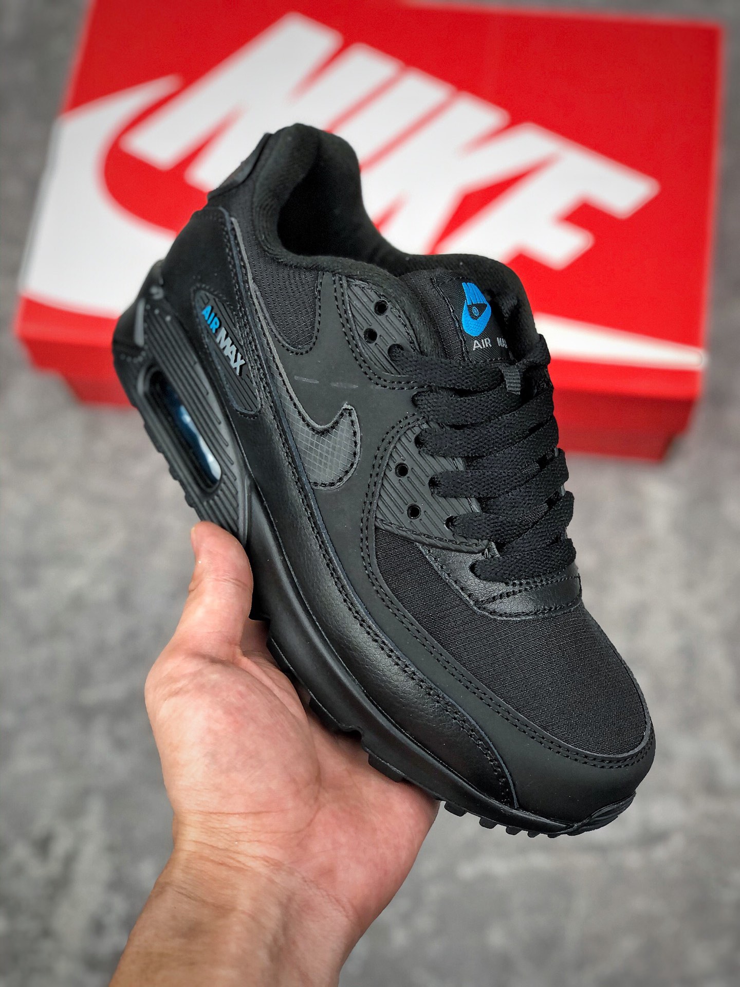  支持放店
新品首发 Air Max 90 “Black” 黑蓝色 30周年纪念款 
专为 Air Max 90 三十周年纪念打造
延续最经典的元年造型，拼接色块装扮的鞋身，将复古气息展现的淋漓尽致
网眼布、普通皮革、植绒皮革等多材质拼接的鞋身，让球鞋尽显层次感，暗藏着这双复古跑鞋的岁月痕迹
同时，小白鞋一向是球鞋玩家心中的穿搭神器，外加显著的增高效果，这双 Air Max 90 绝对是夏天穿搭的人气选择
官方货号#DC4116-002
SIZE：36 36.5 37.5 38 38.5 39 40 40.5 41 42 42.5 43 44 44.5 45 46 47.5