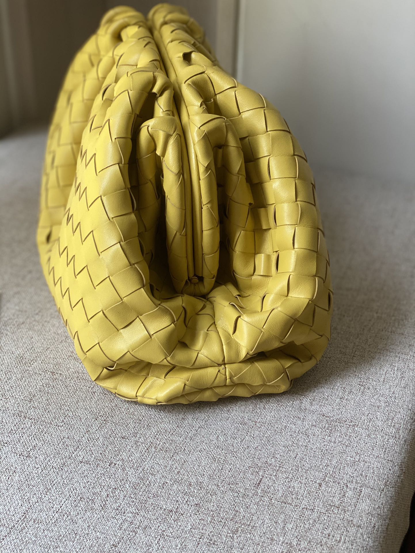 Bottega Veneta New color buttercup yellow~ B family 576227 Super Shang Nao Super Shang Nao The counterattack of BV clutch bag starts with this ea