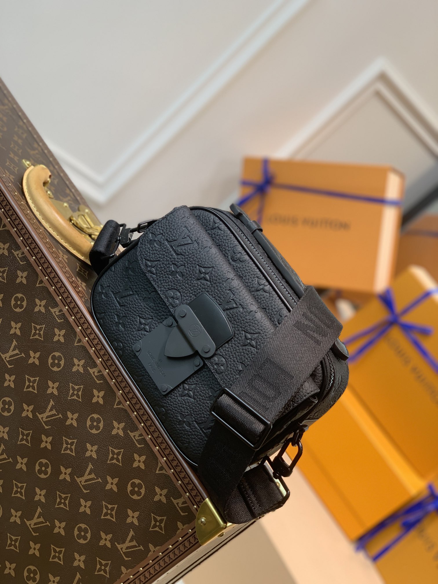 Louis Vuitton Fake
 Messenger Bags Black Taurillon M58489