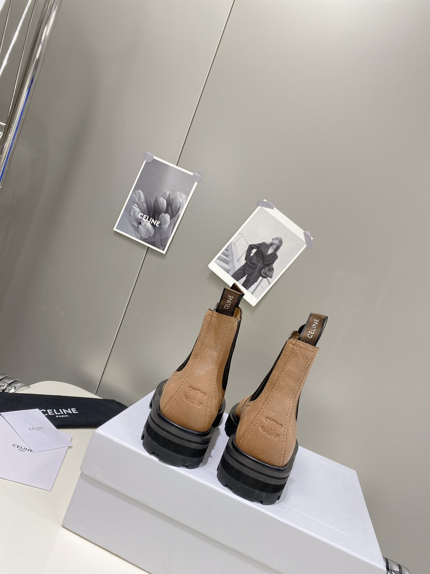celine赛琳秋冬最新走秀款lisa同款短靴低调简约的设计上C家LOGO点缀极具品牌辨识度上脚显瘦轻便