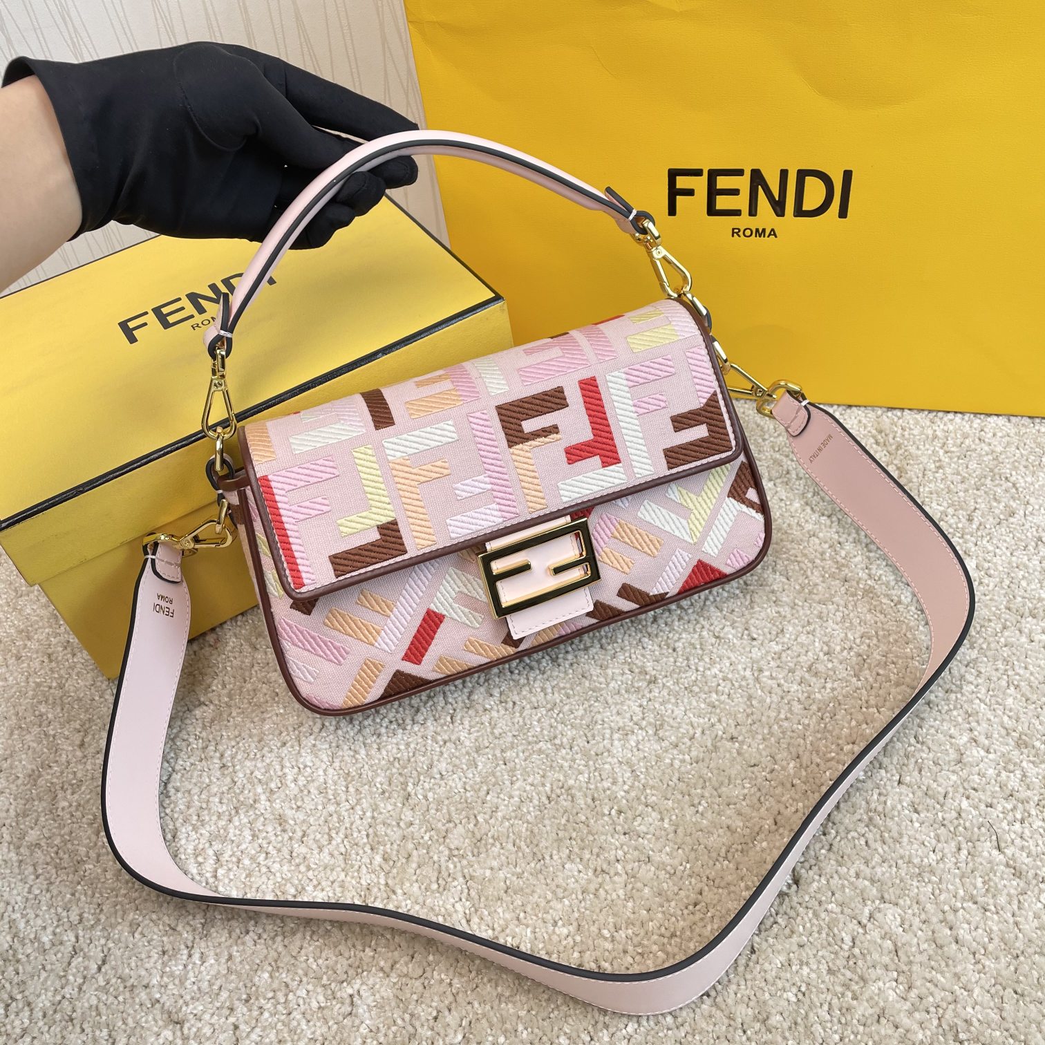Fendi 名称： Mon Tresor 立体绣花法棍