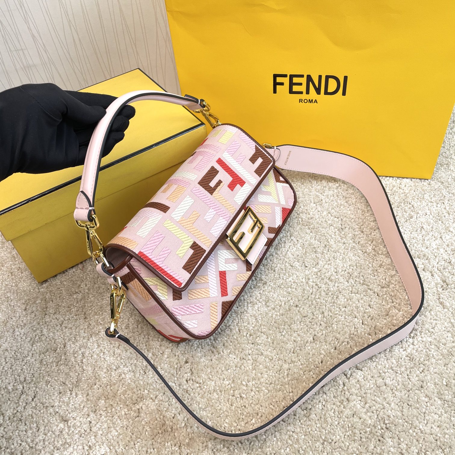 Fendi 名称： Mon Tresor 立体绣花法棍