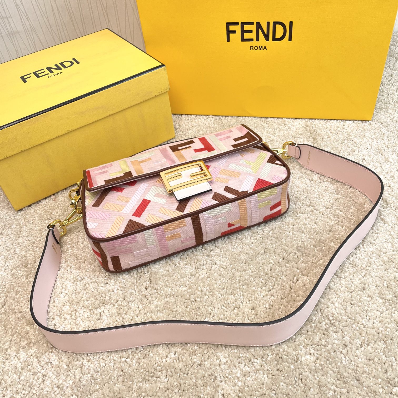 Fendi 名称： Mon Tresor 立体绣花法棍