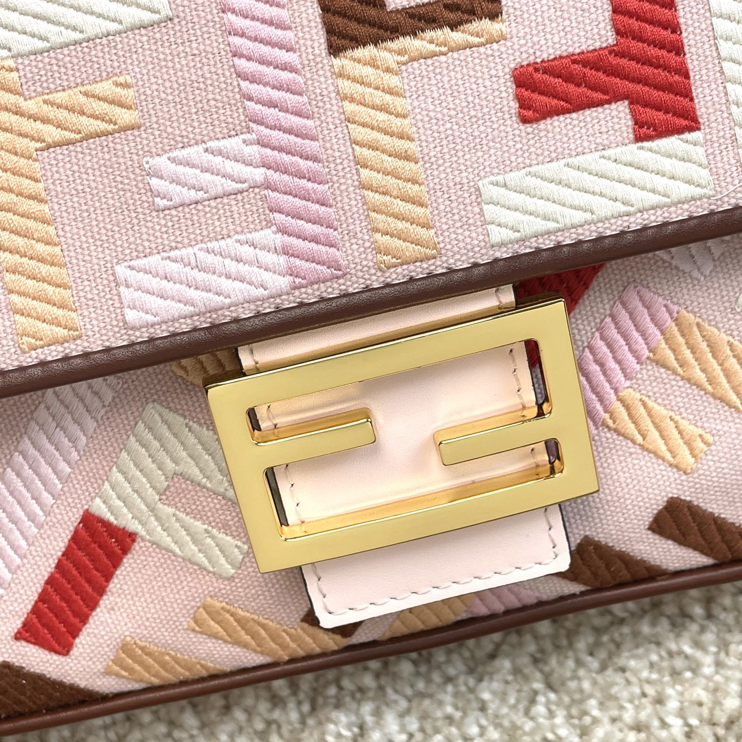 Fendi 名称： Mon Tresor 立体绣花法棍