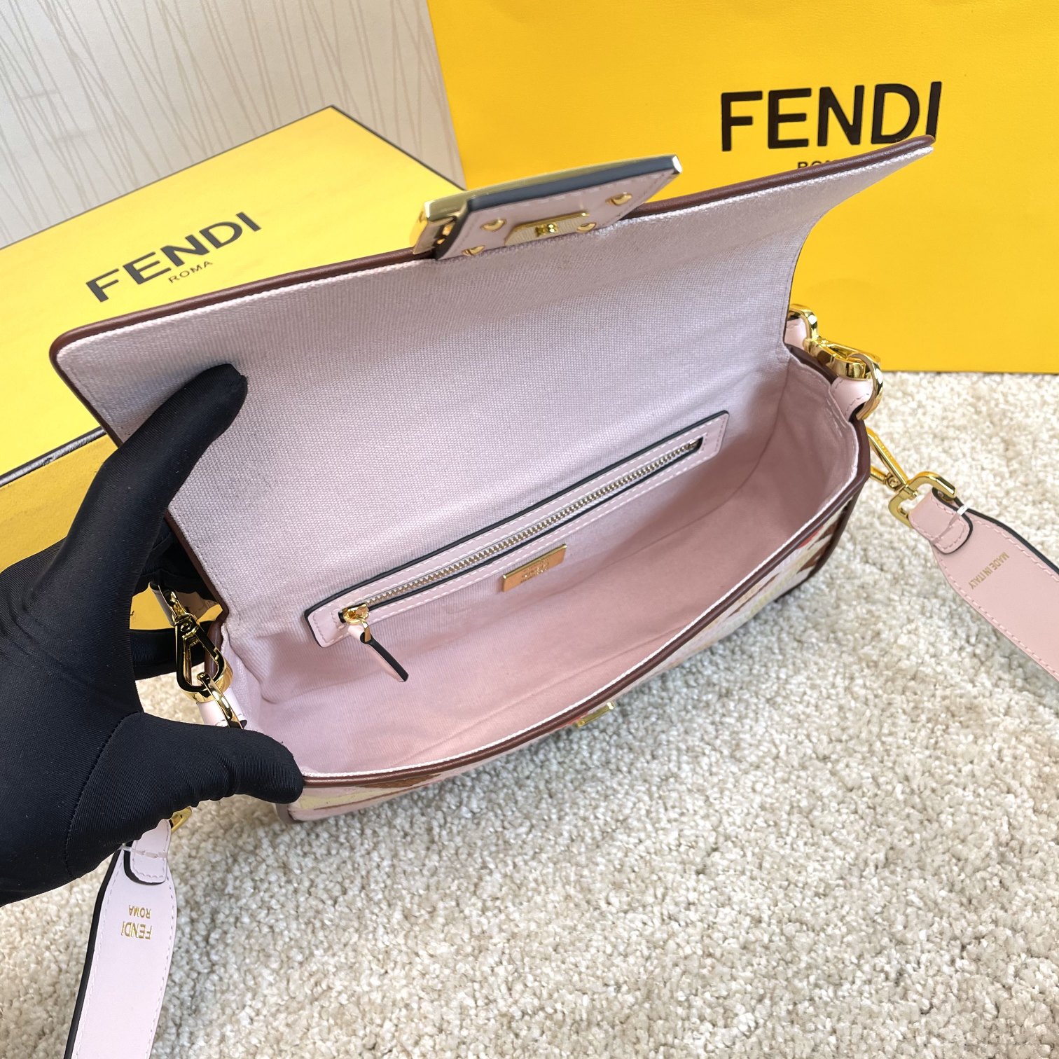 Fendi 名称： Mon Tresor 立体绣花法棍