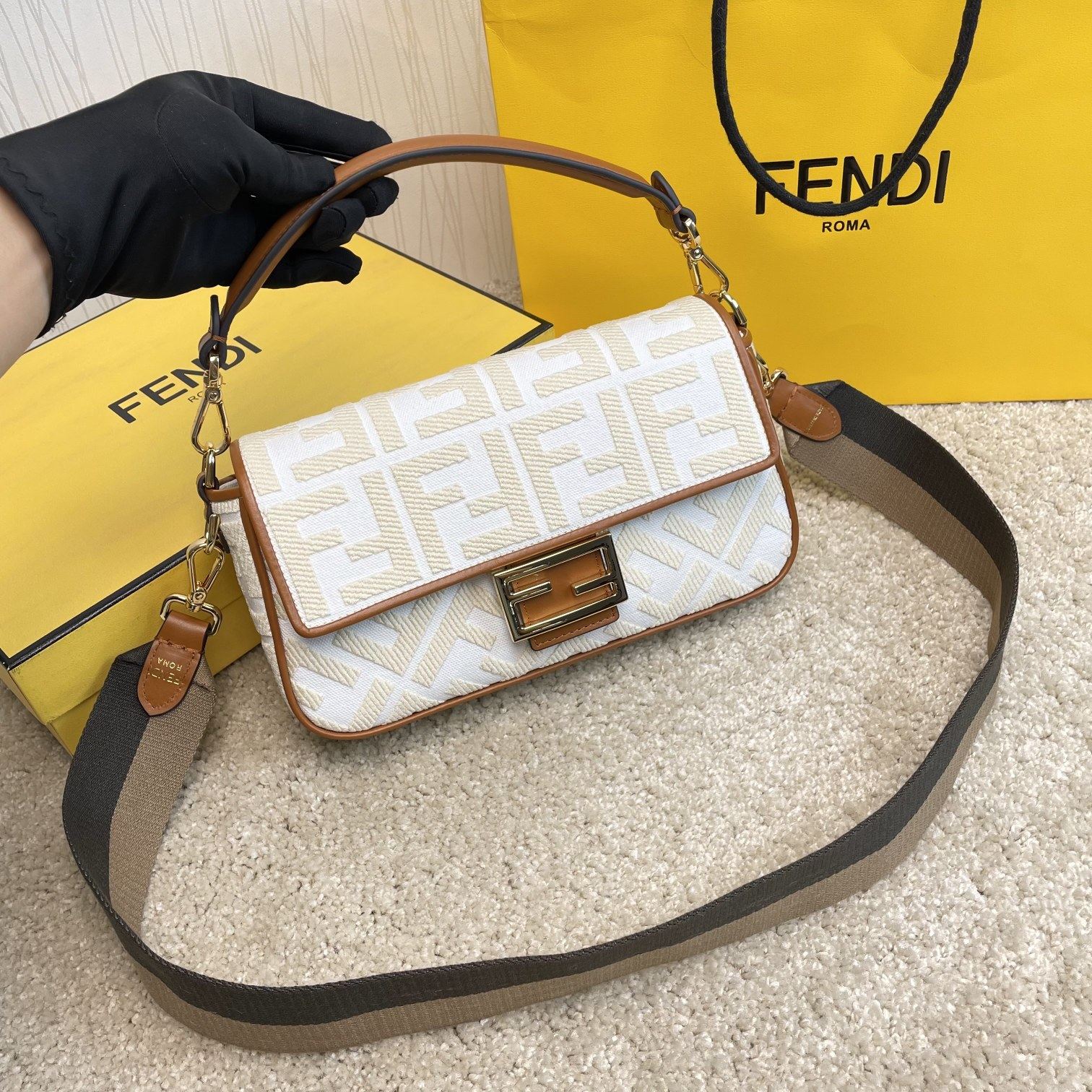 Fendi 名称： Mon Tresor 立体绣花法棍