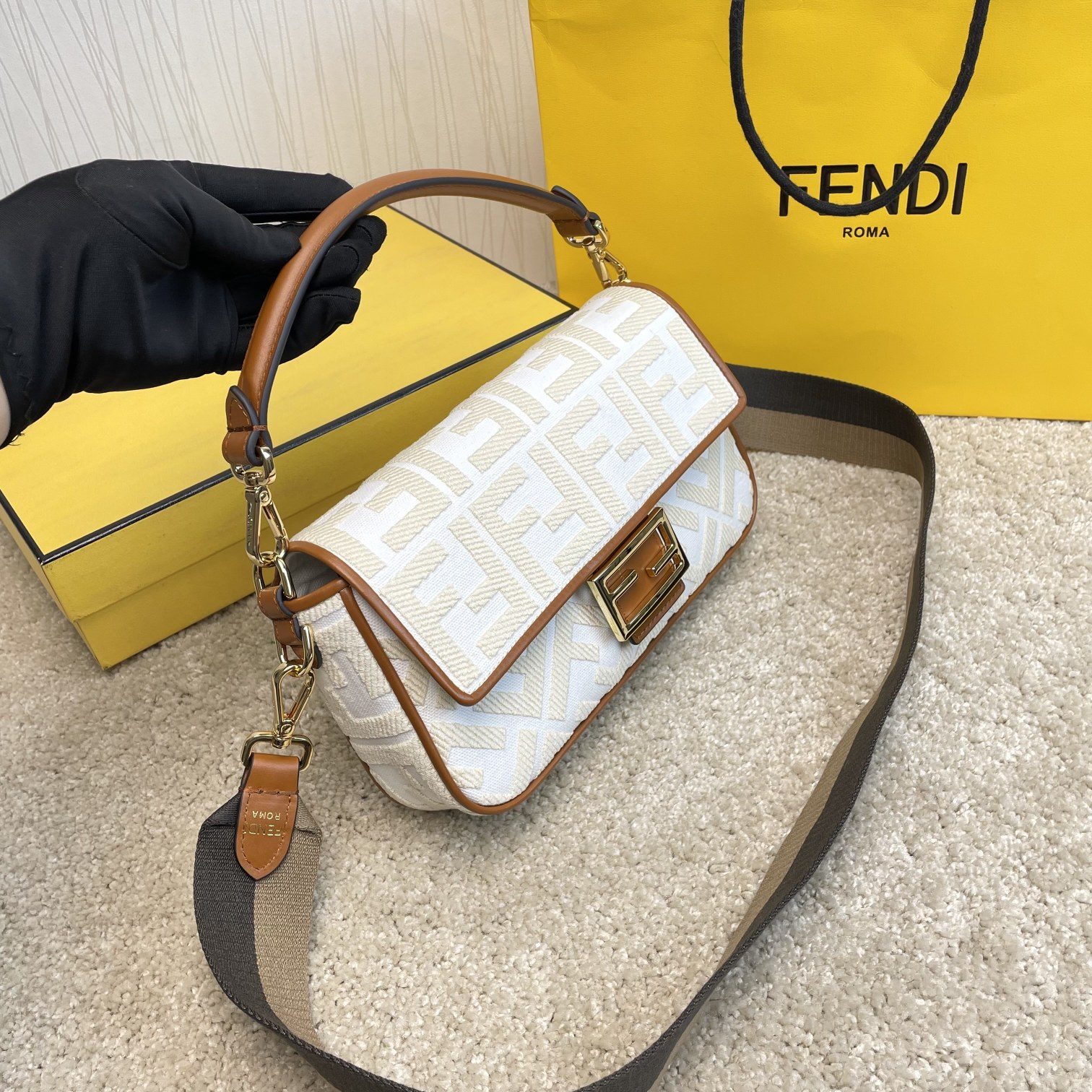 Fendi 名称： Mon Tresor 立体绣花法棍