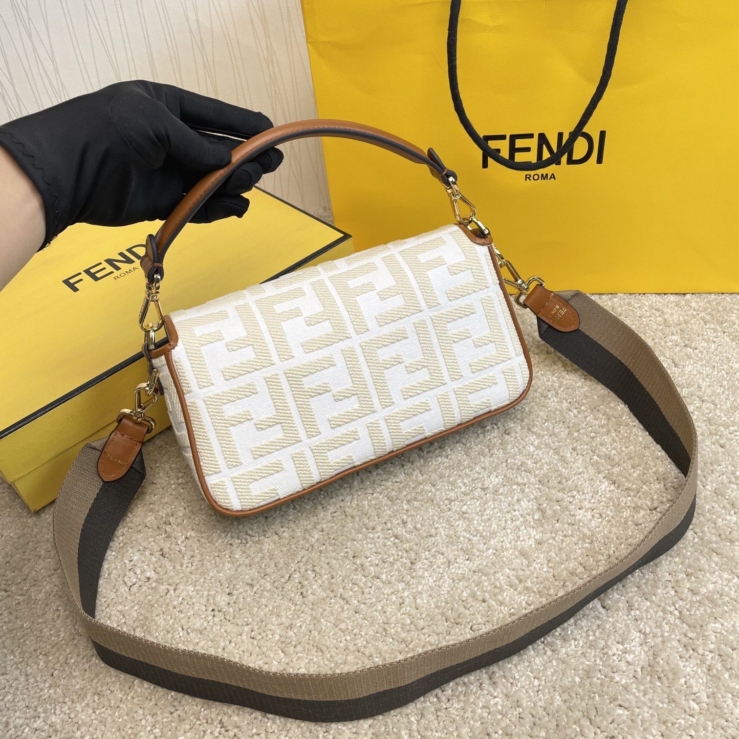 Fendi 名称： Mon Tresor 立体绣花法棍