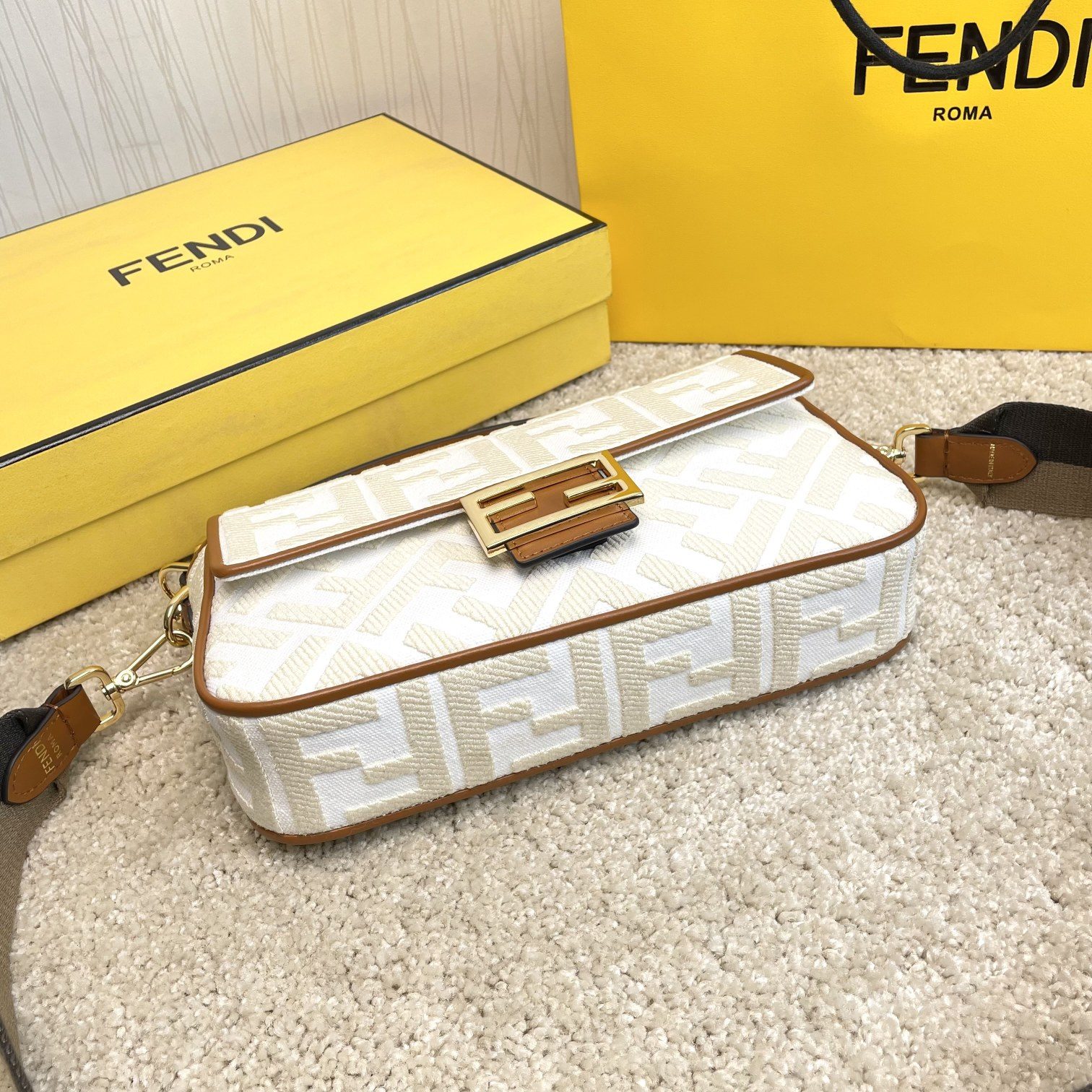 Fendi 名称： Mon Tresor 立体绣花法棍