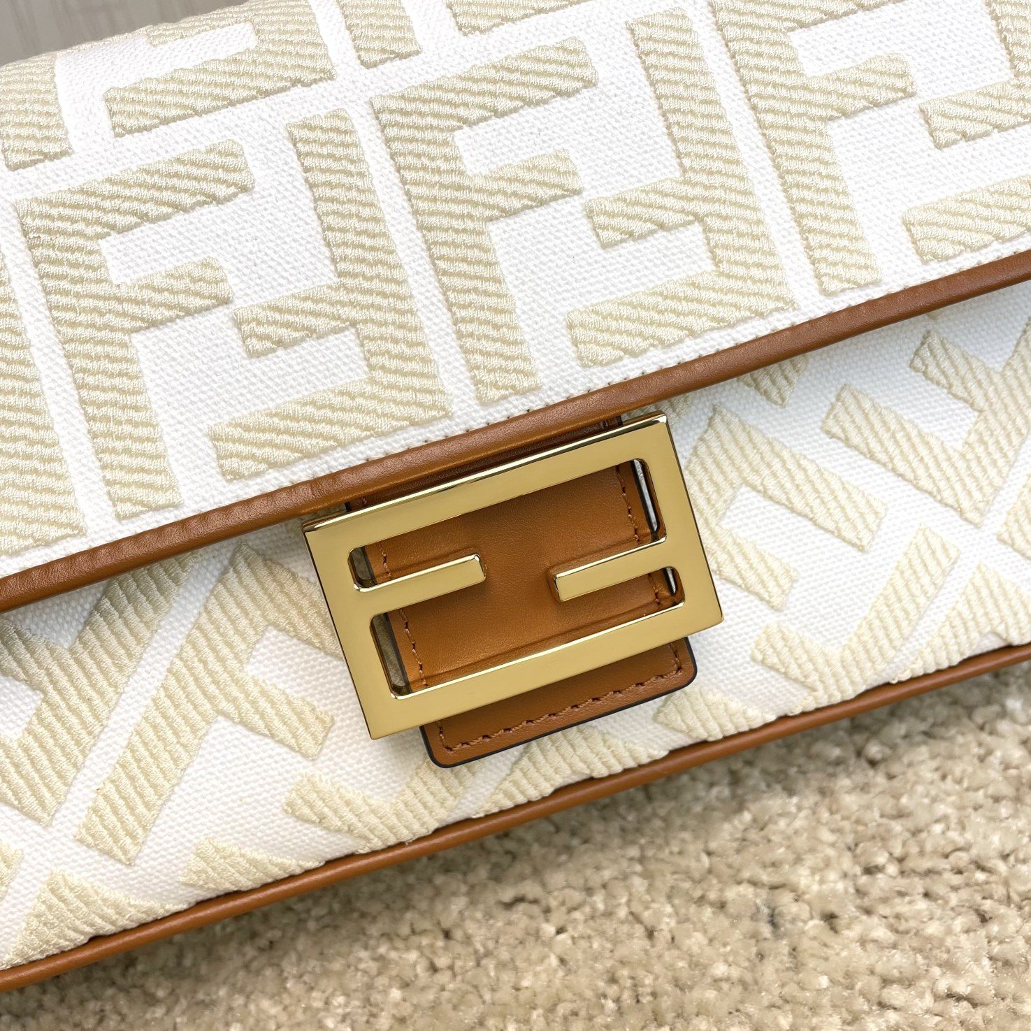 Fendi 名称： Mon Tresor 立体绣花法棍