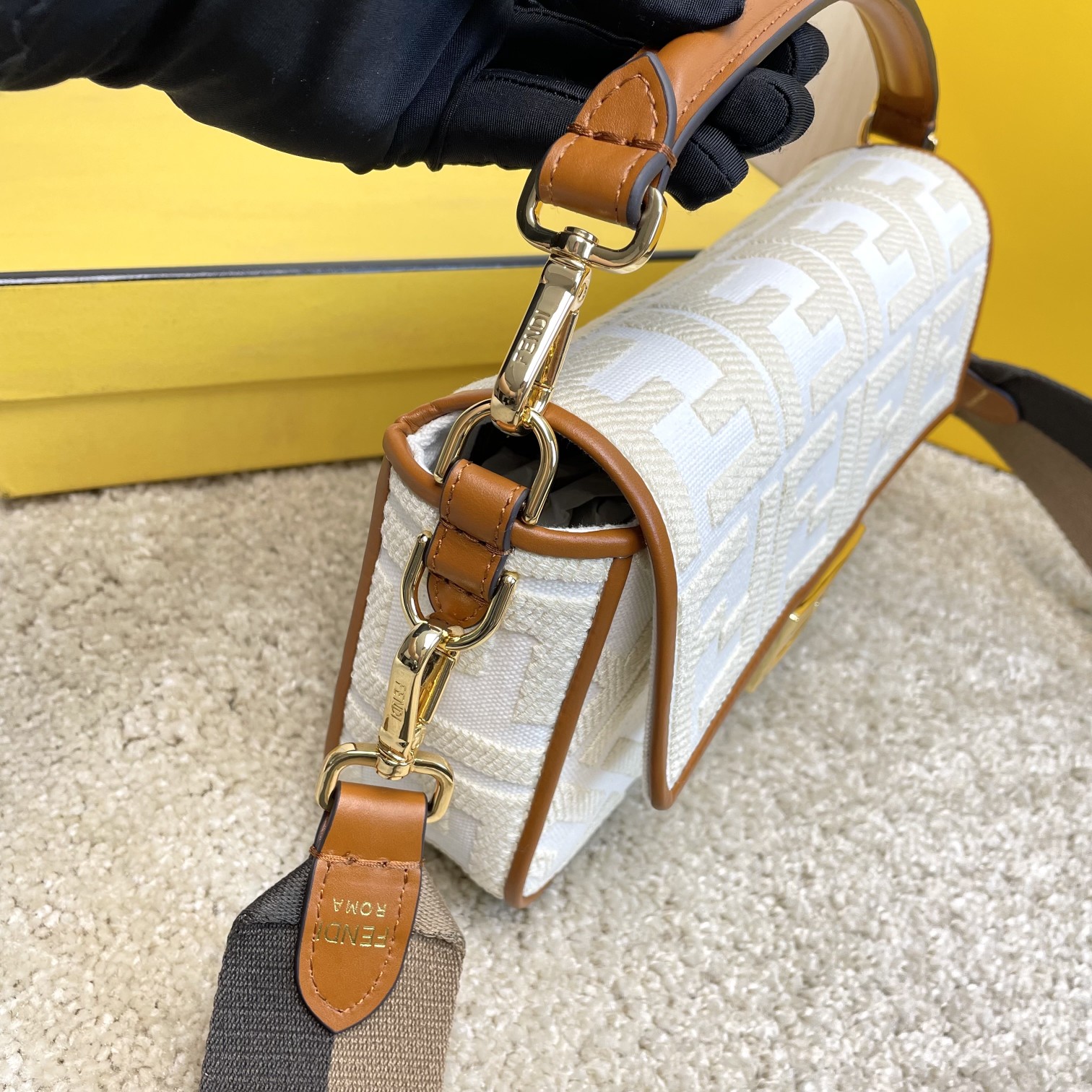 Fendi 名称： Mon Tresor 立体绣花法棍