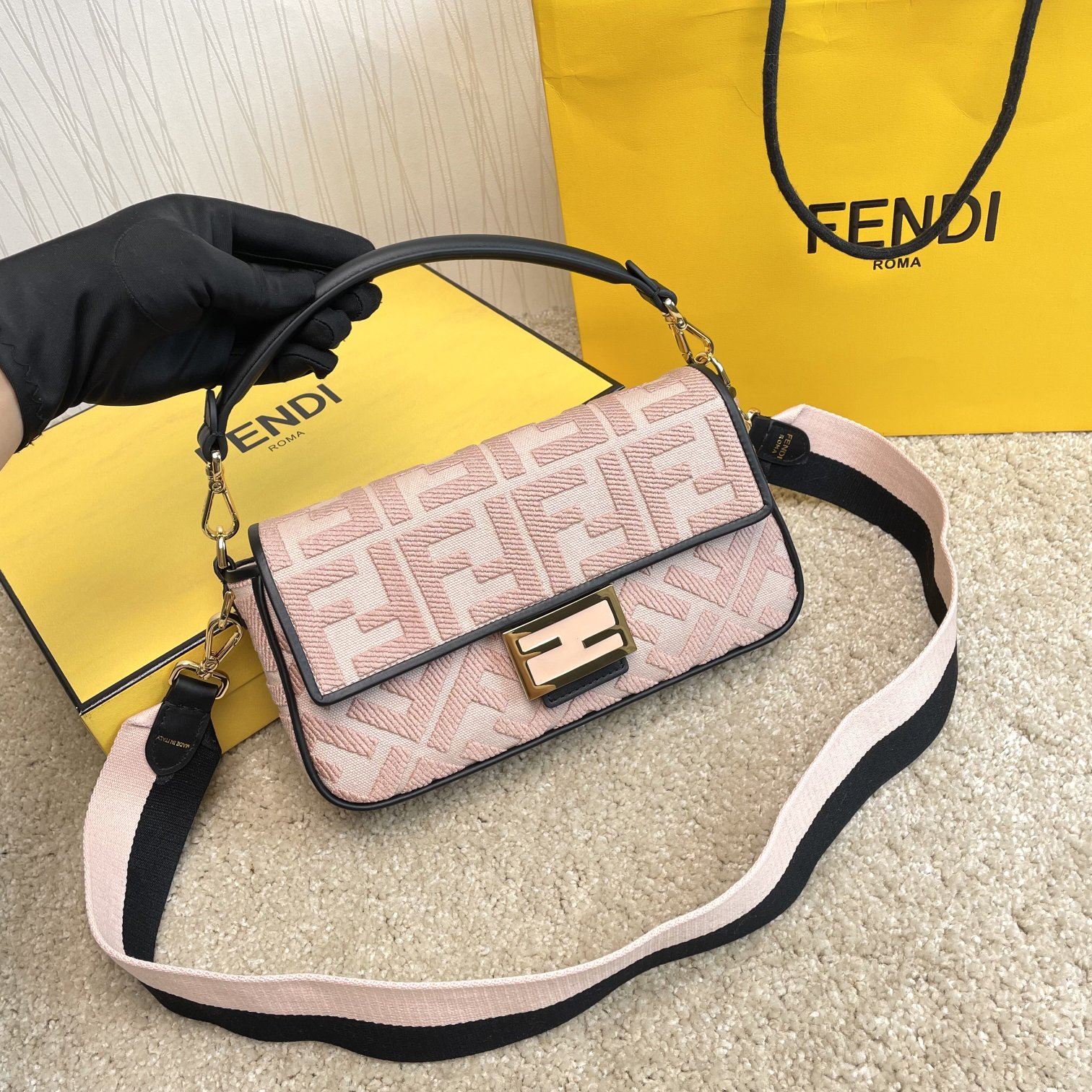 Fendi 名称： Mon Tresor 立体绣花法棍