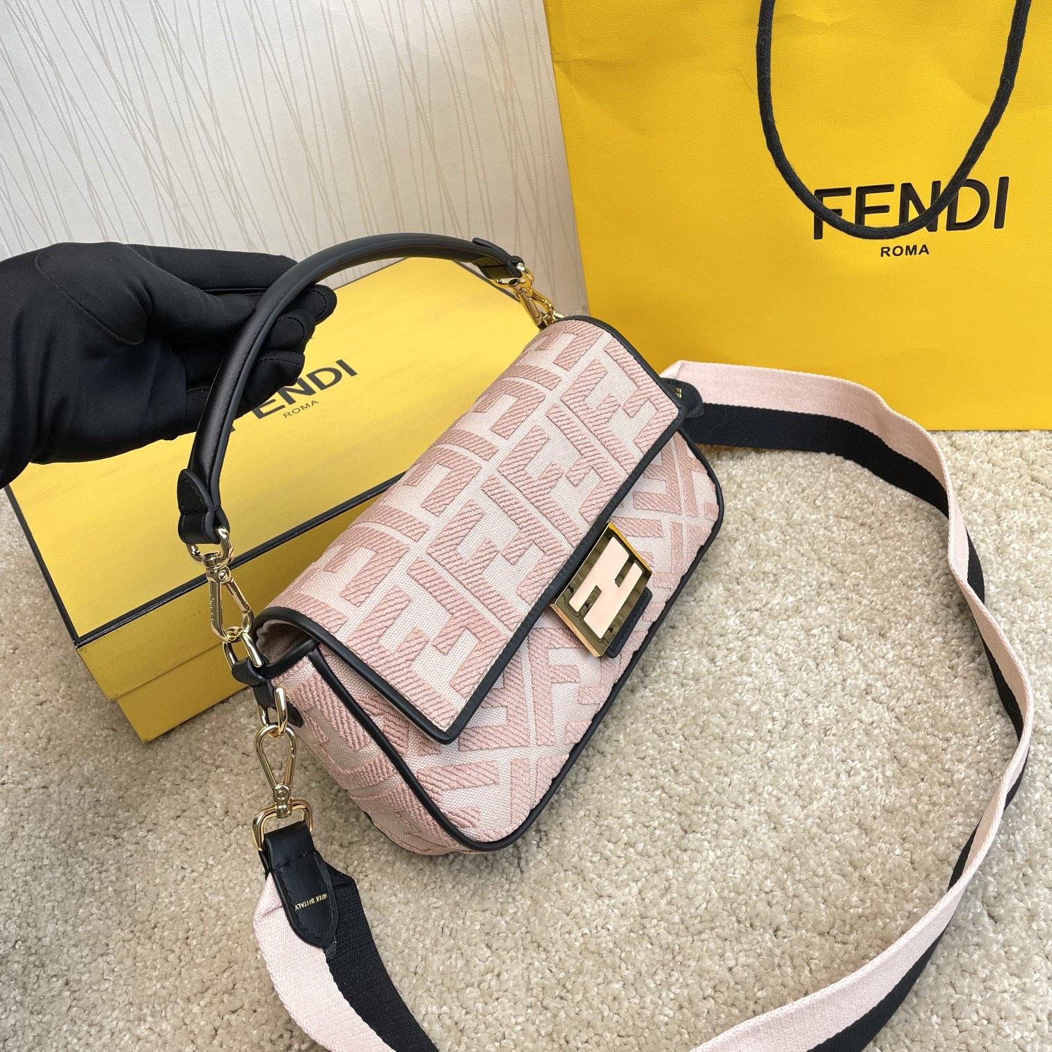 Fendi 名称： Mon Tresor 立体绣花法棍