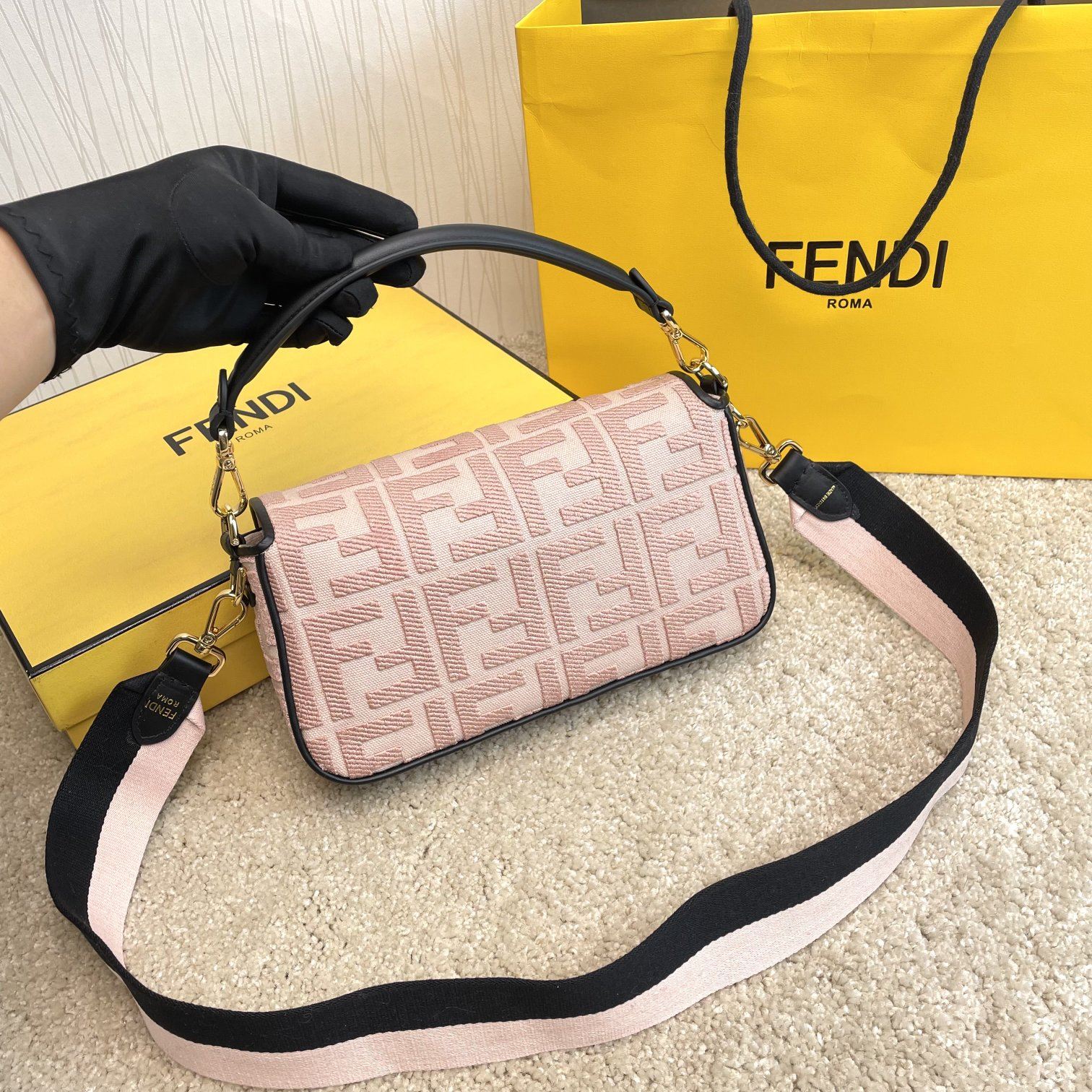 Fendi 名称： Mon Tresor 立体绣花法棍