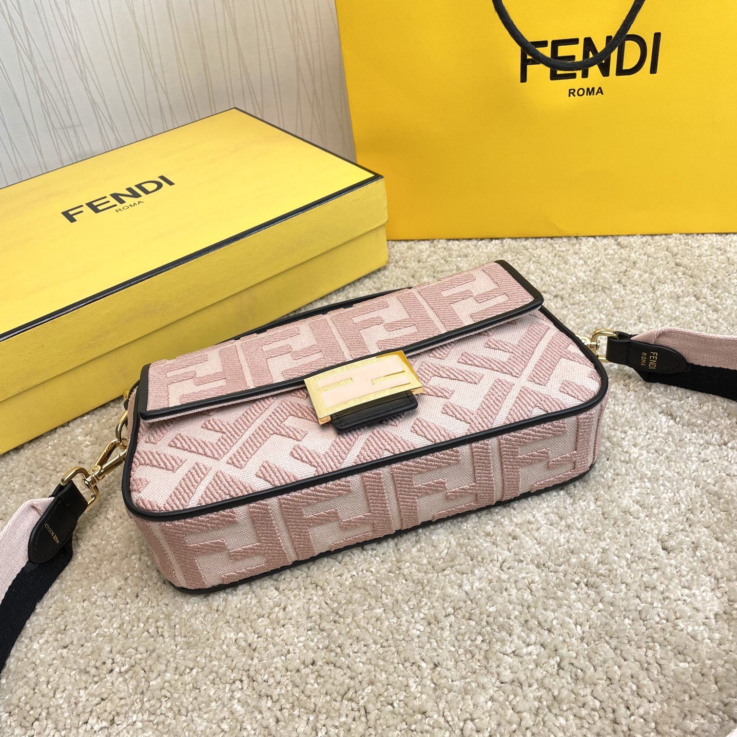 Fendi 名称： Mon Tresor 立体绣花法棍