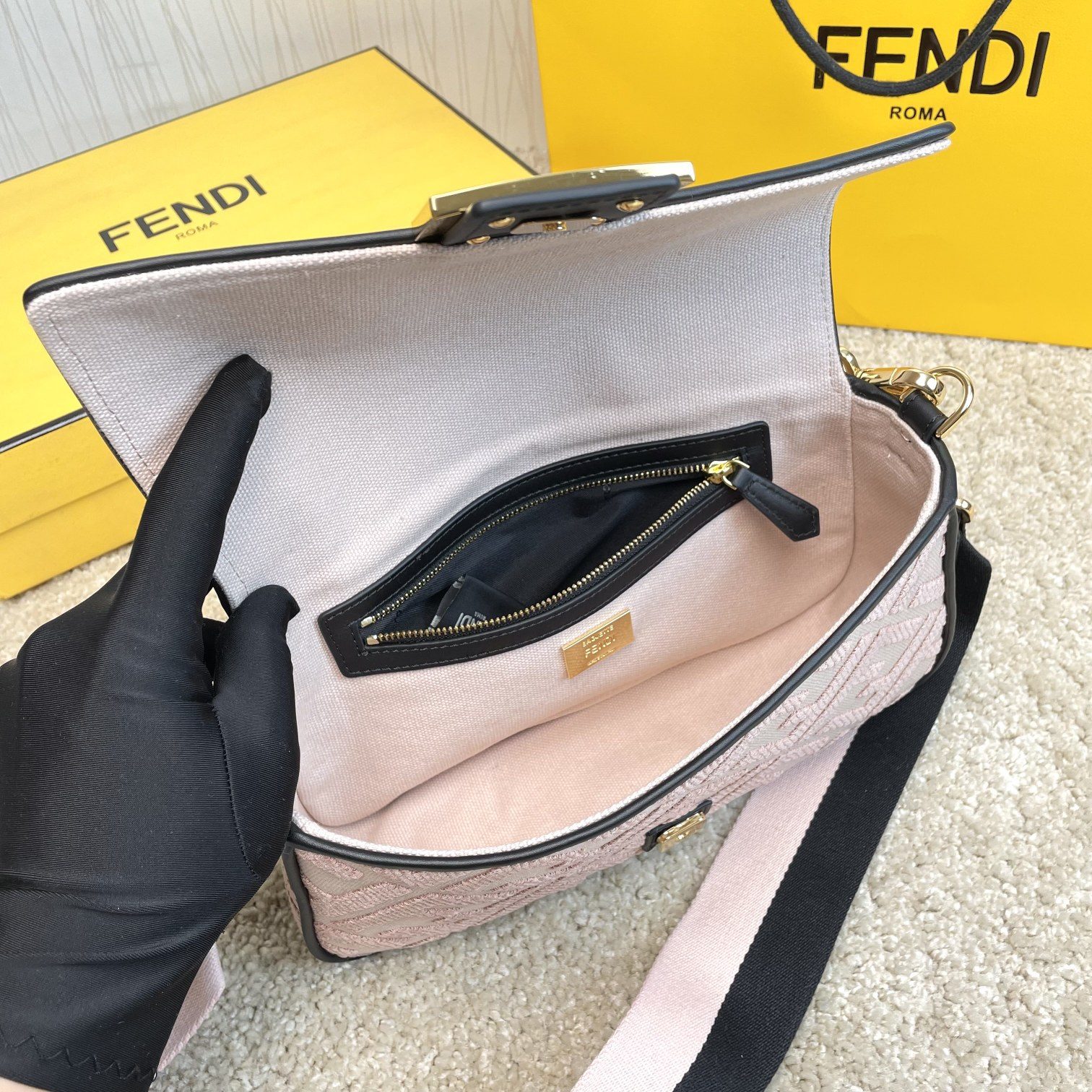 Fendi 名称： Mon Tresor 立体绣花法棍