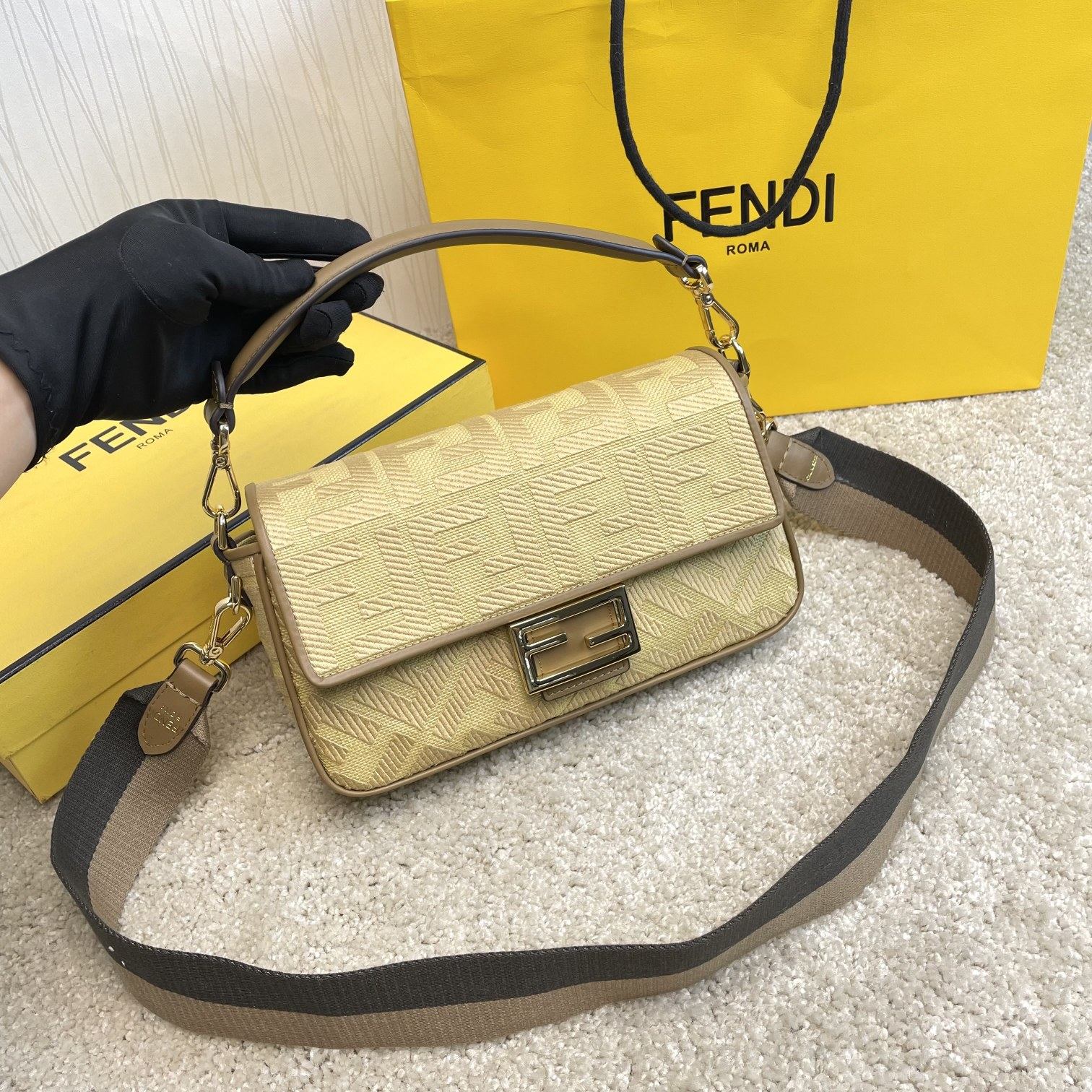 Fendi 名称： Mon Tresor 立体绣花法棍