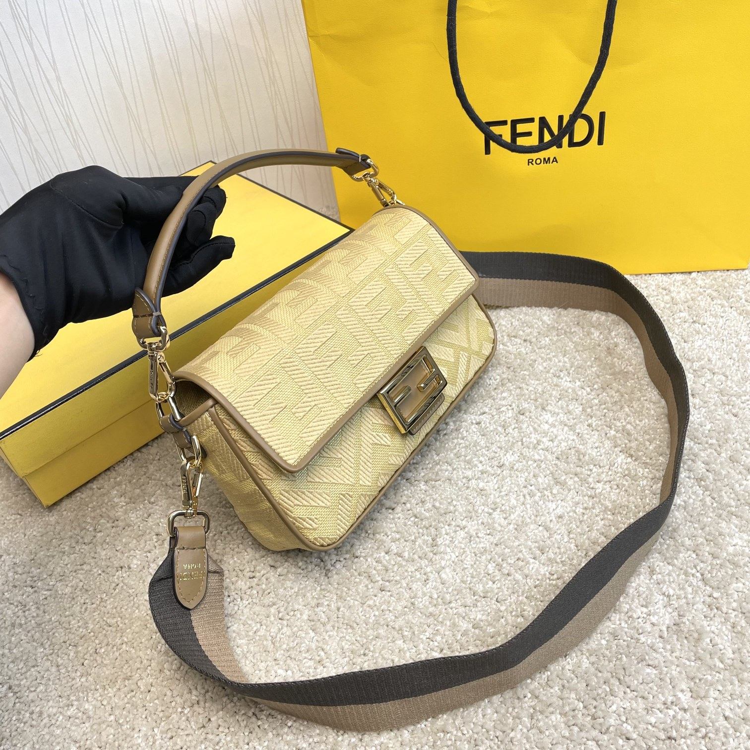 Fendi 名称： Mon Tresor 立体绣花法棍