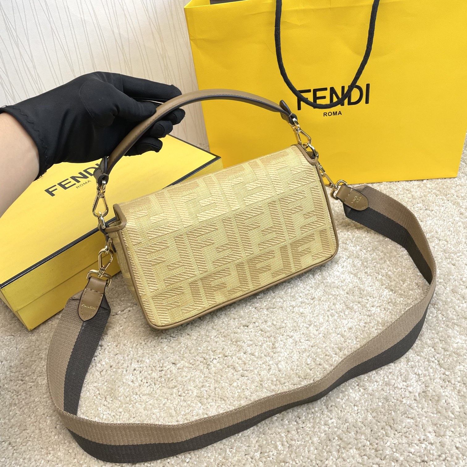Fendi 名称： Mon Tresor 立体绣花法棍
