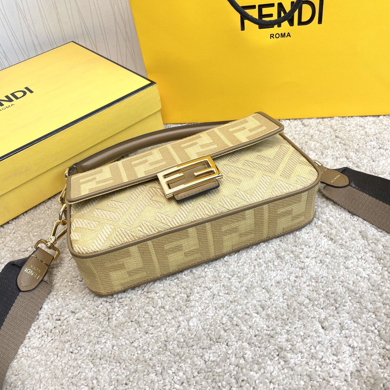 Fendi 名称： Mon Tresor 立体绣花法棍